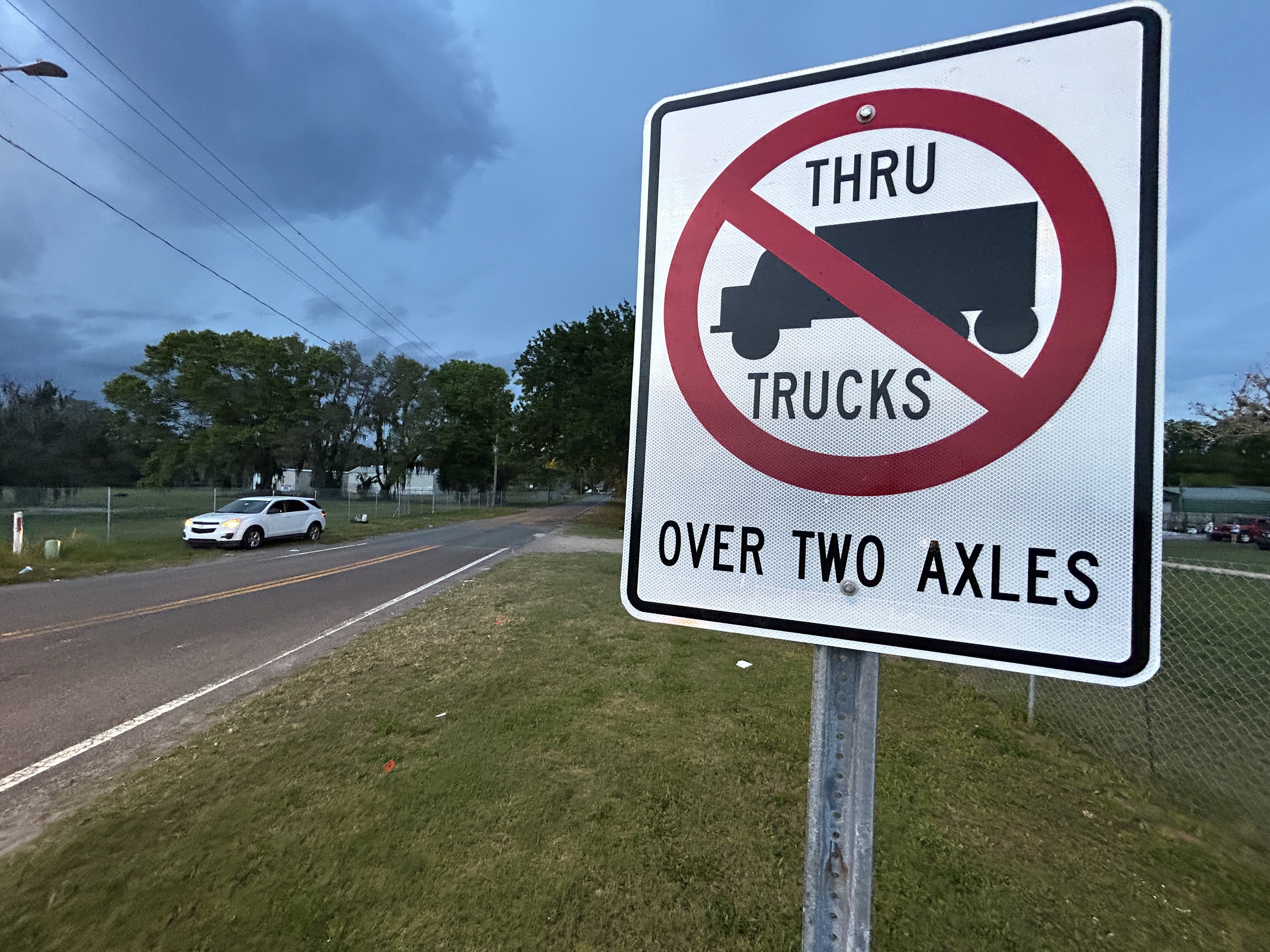 No trucks over two axles sign in Hillsborough County, Florida