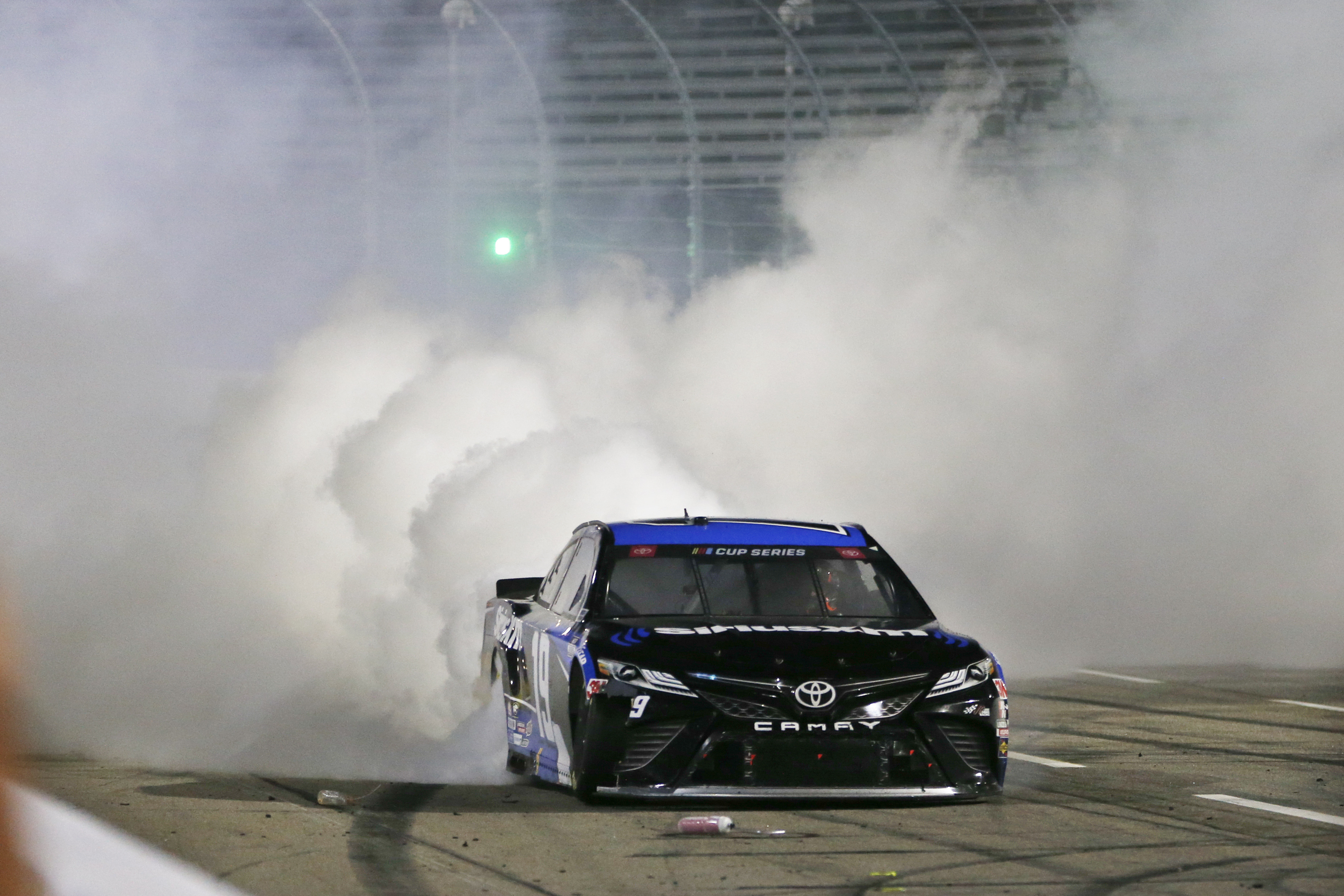 Truex ends 2020 winless skid with victory at Martinsville