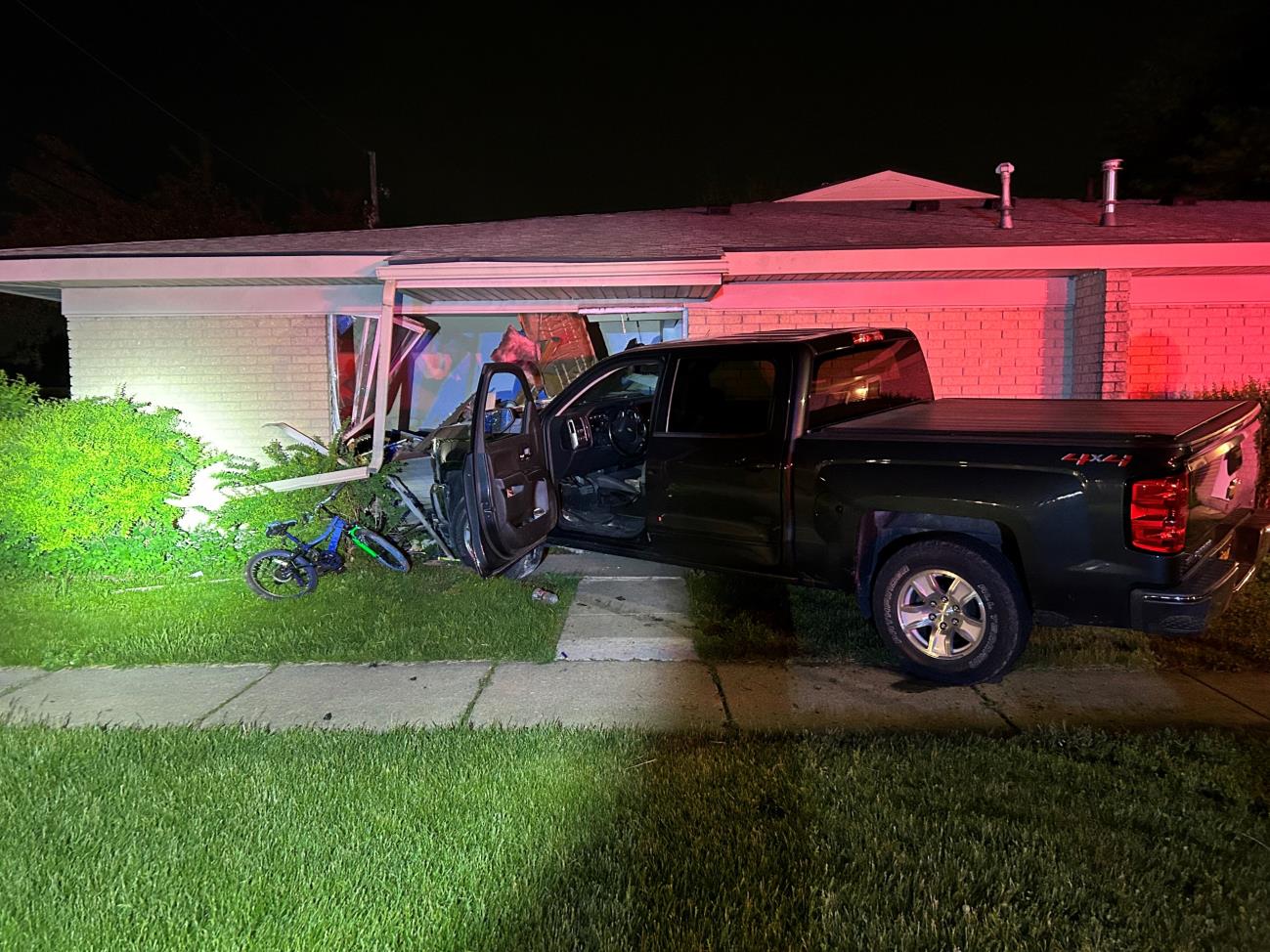 Truck crashes Pontiac apartment