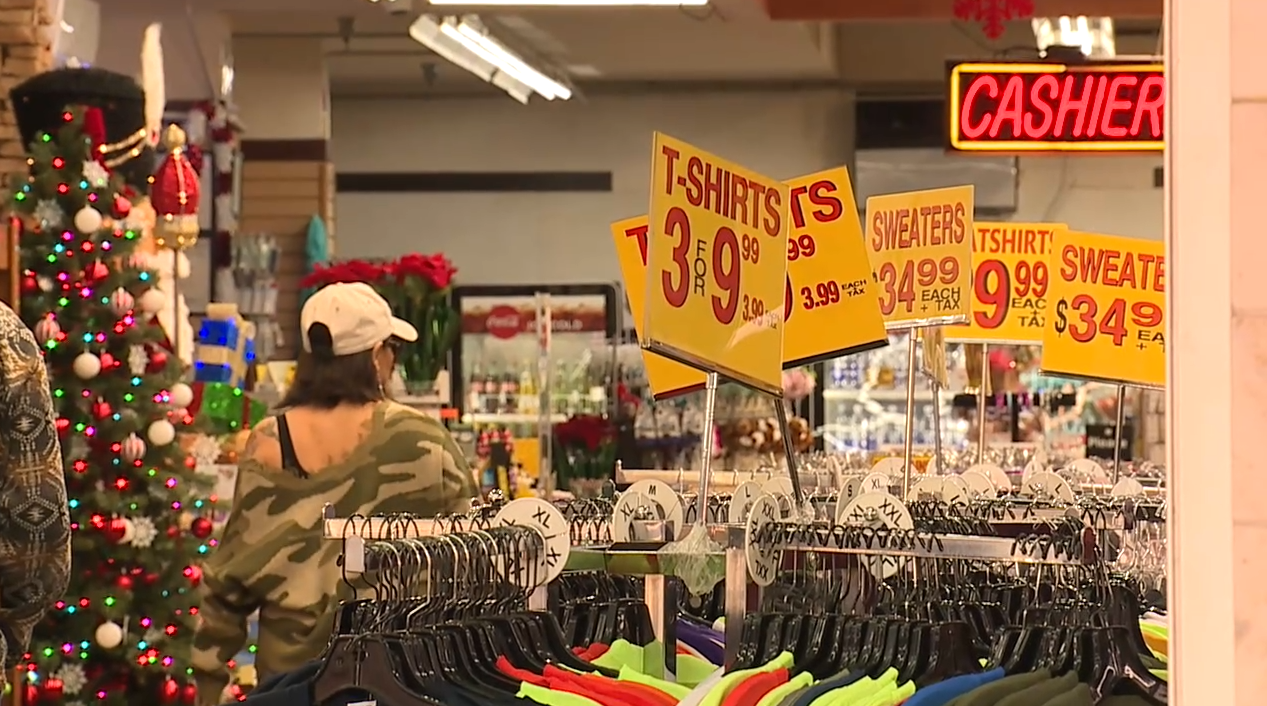 Las Vegas shoppers rush to finish holiday shopping on Fremont Street