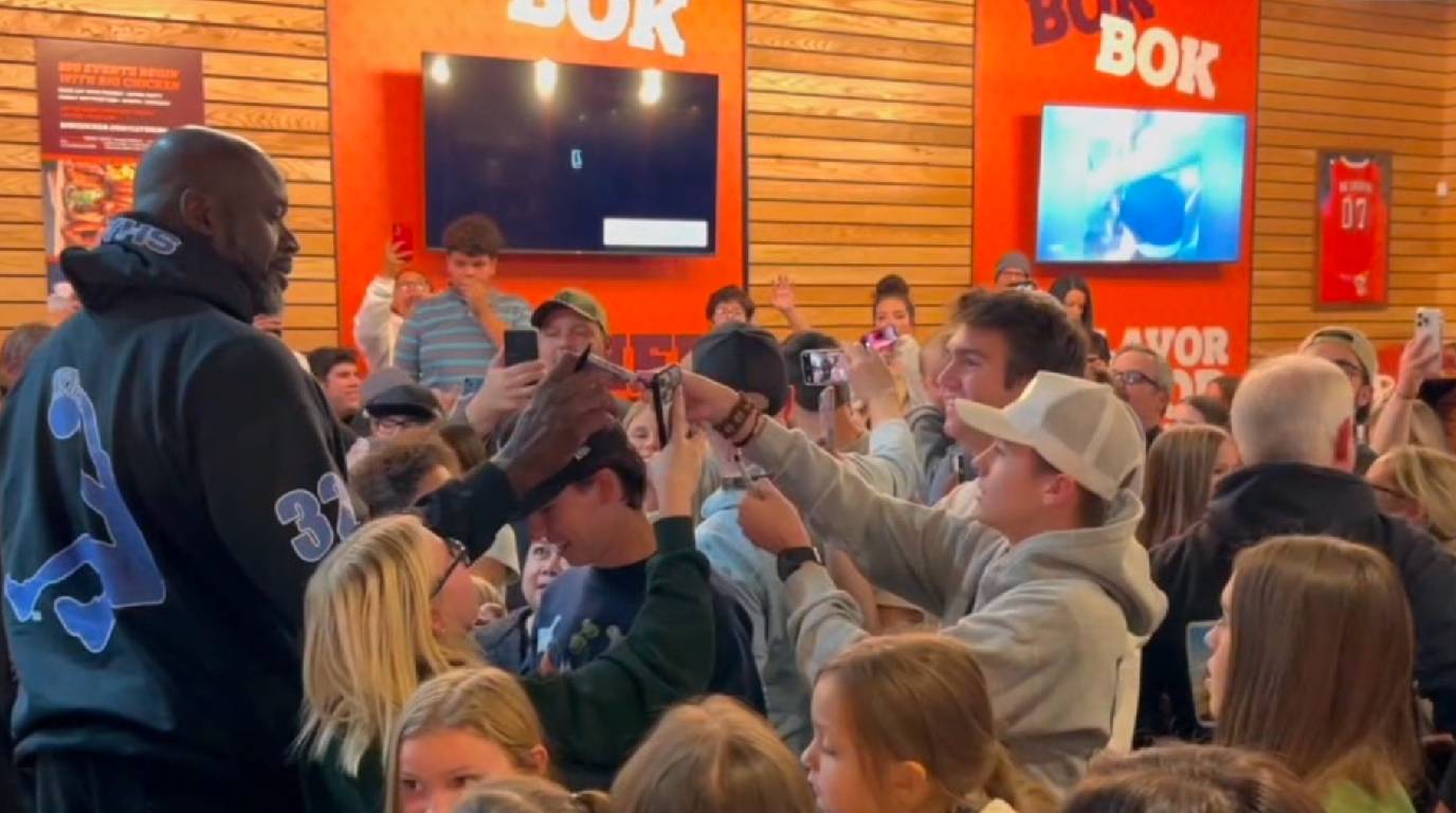 Shaq surprises customers at his Arizona ‘Big Chicken’ storefront. 