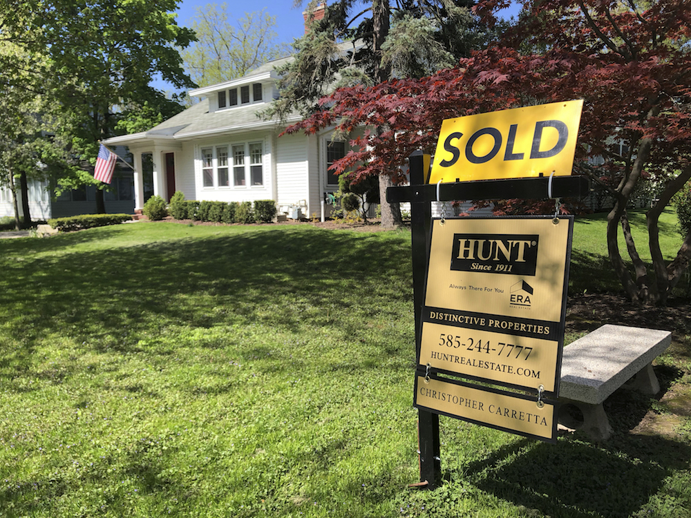 Mortgage outlook: Recession presses down on August rates