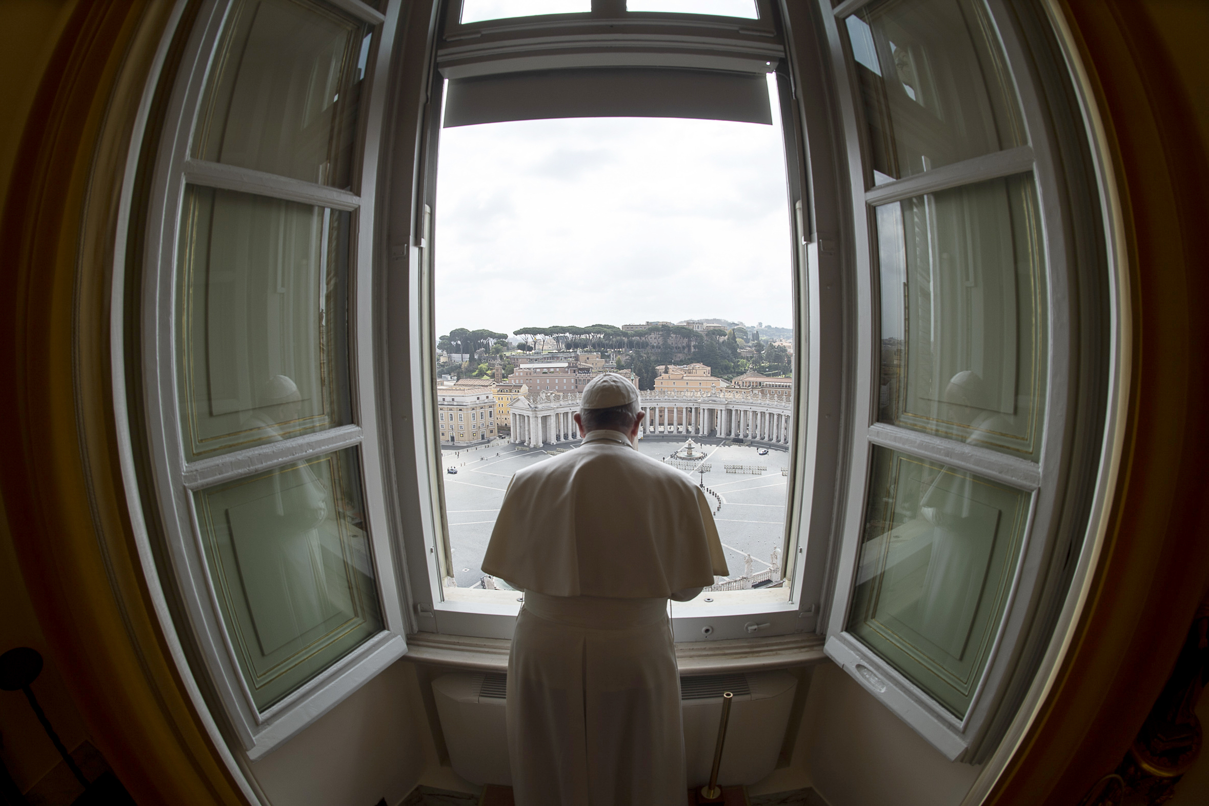 Cardinal close to Pope tests positive for virus