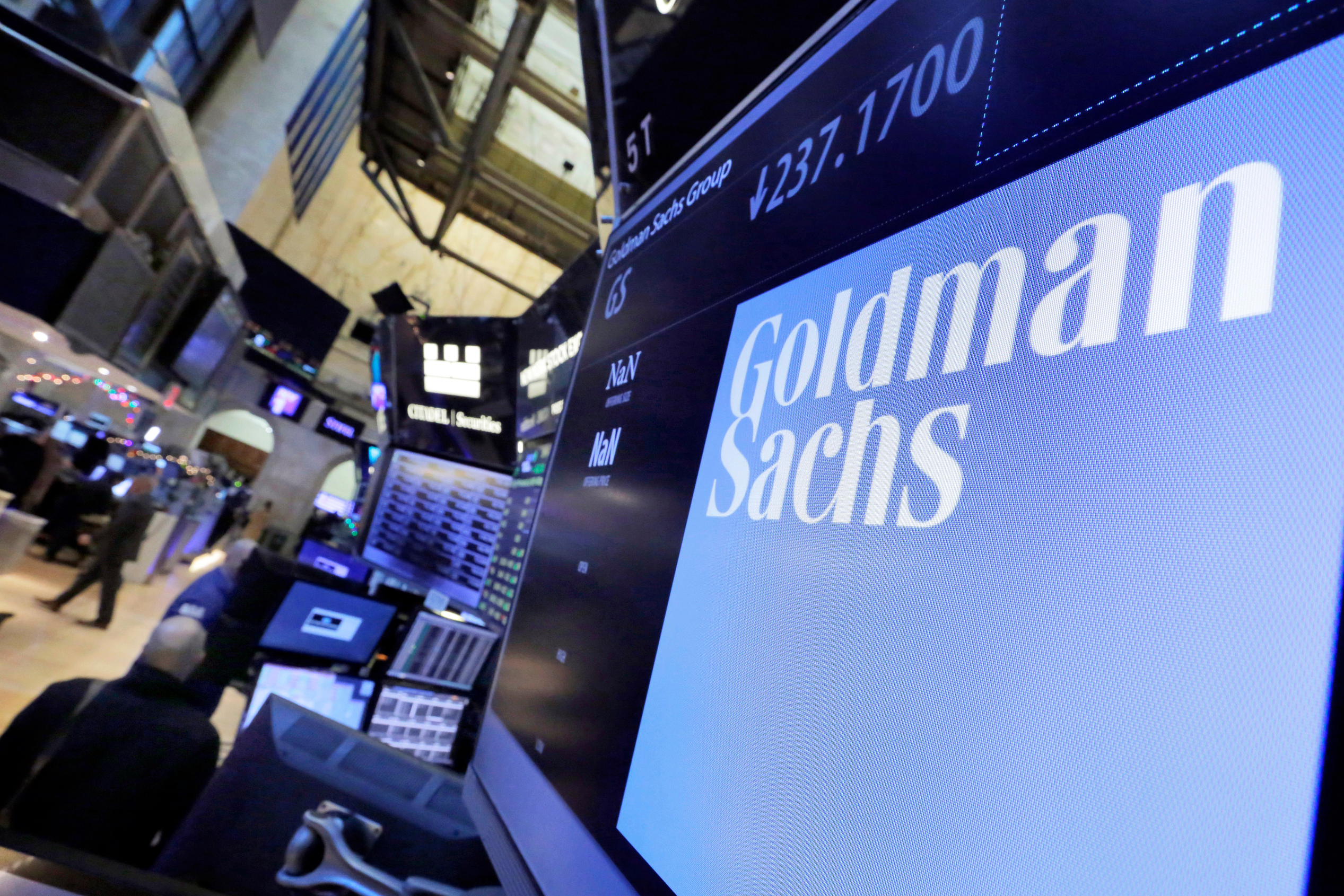 Earns Goldman Sachs