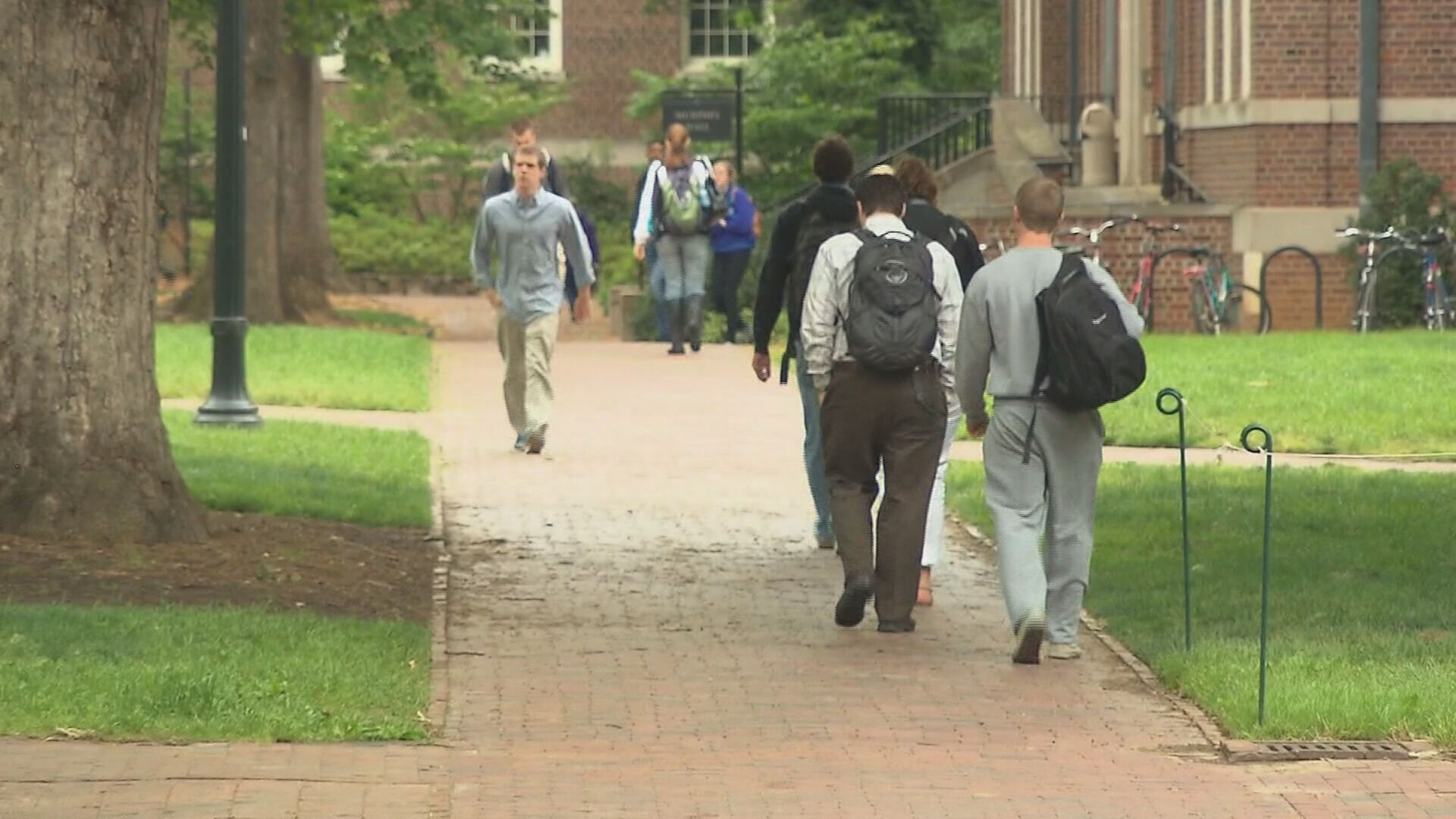 students walk on Nashville college campus