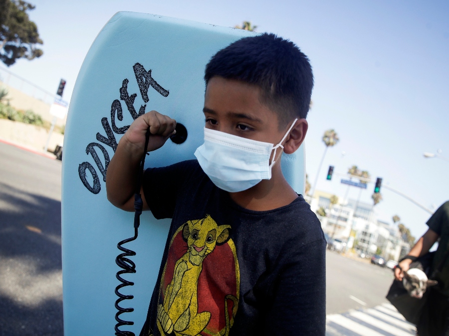 boy_mask_boogie_board_ap.jpg