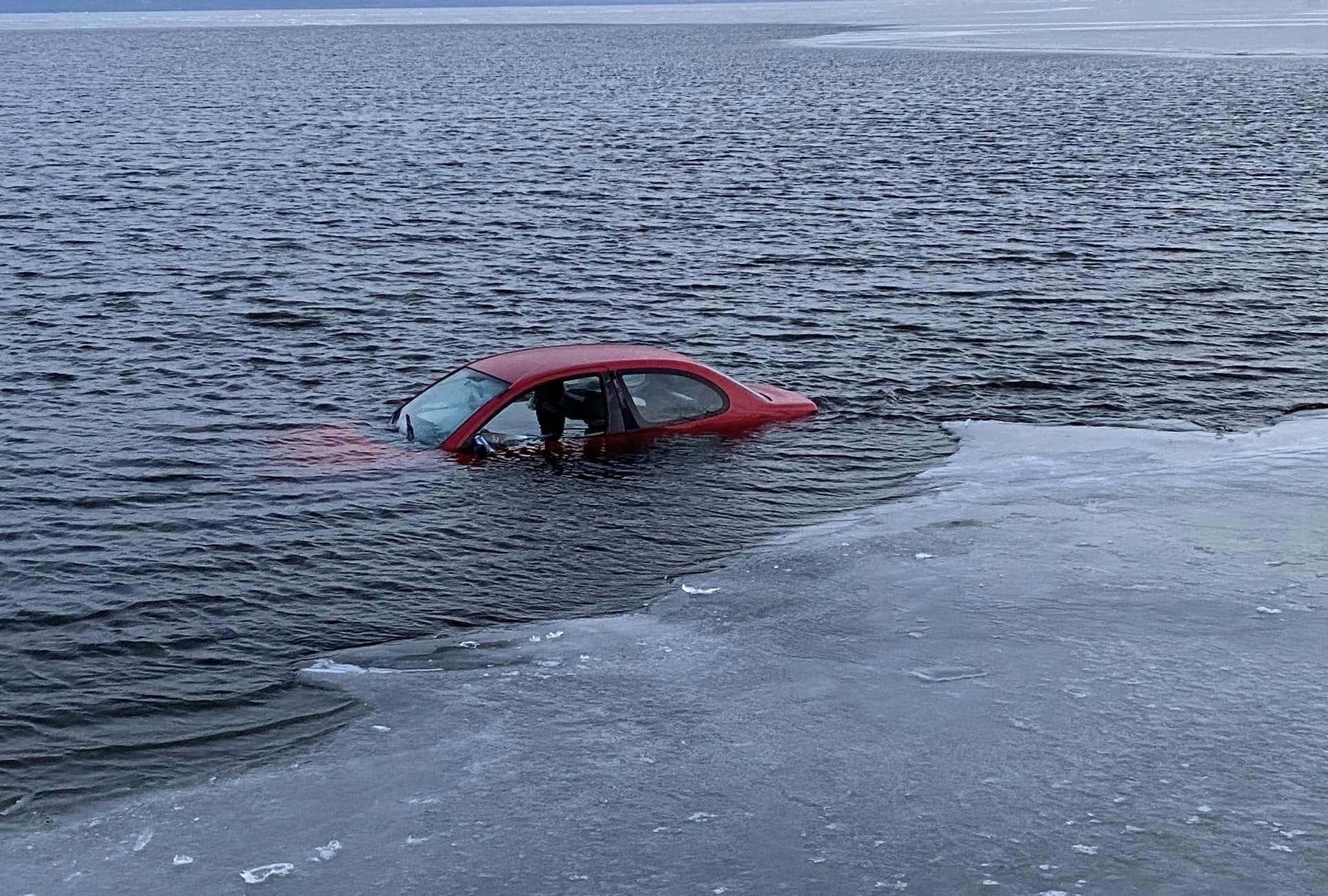 Car plunges into Lake Winnebago 