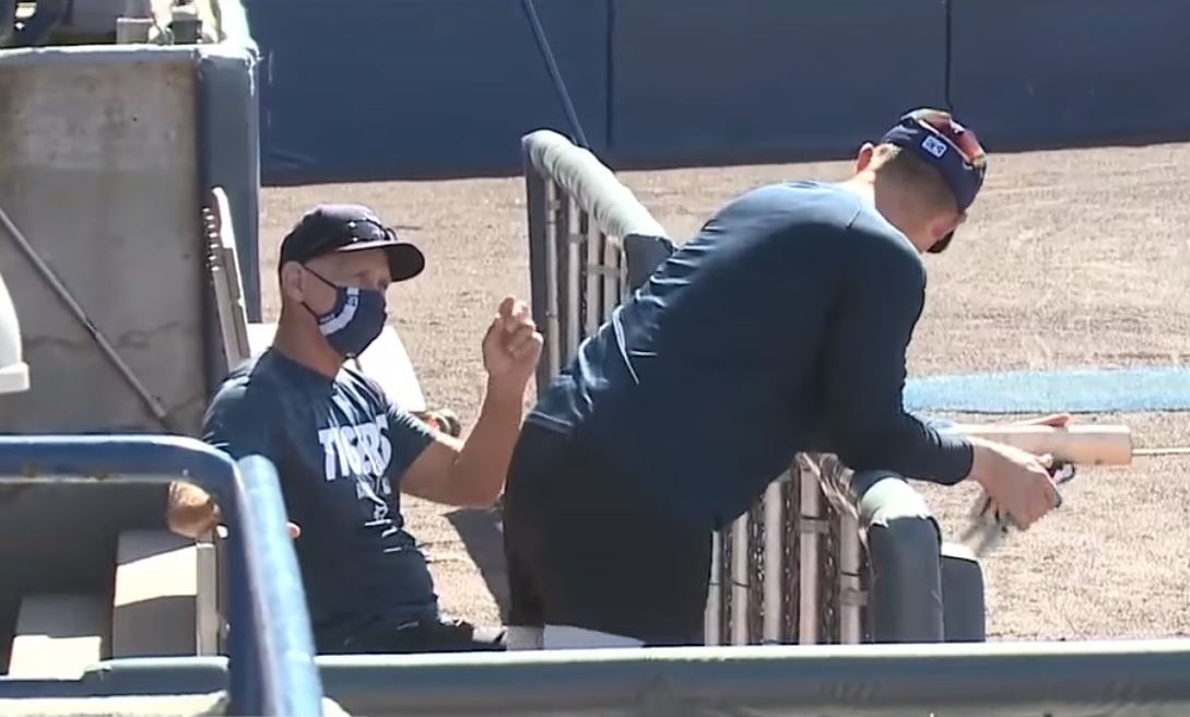 Alan Trammell talks with Spencer Torkelson