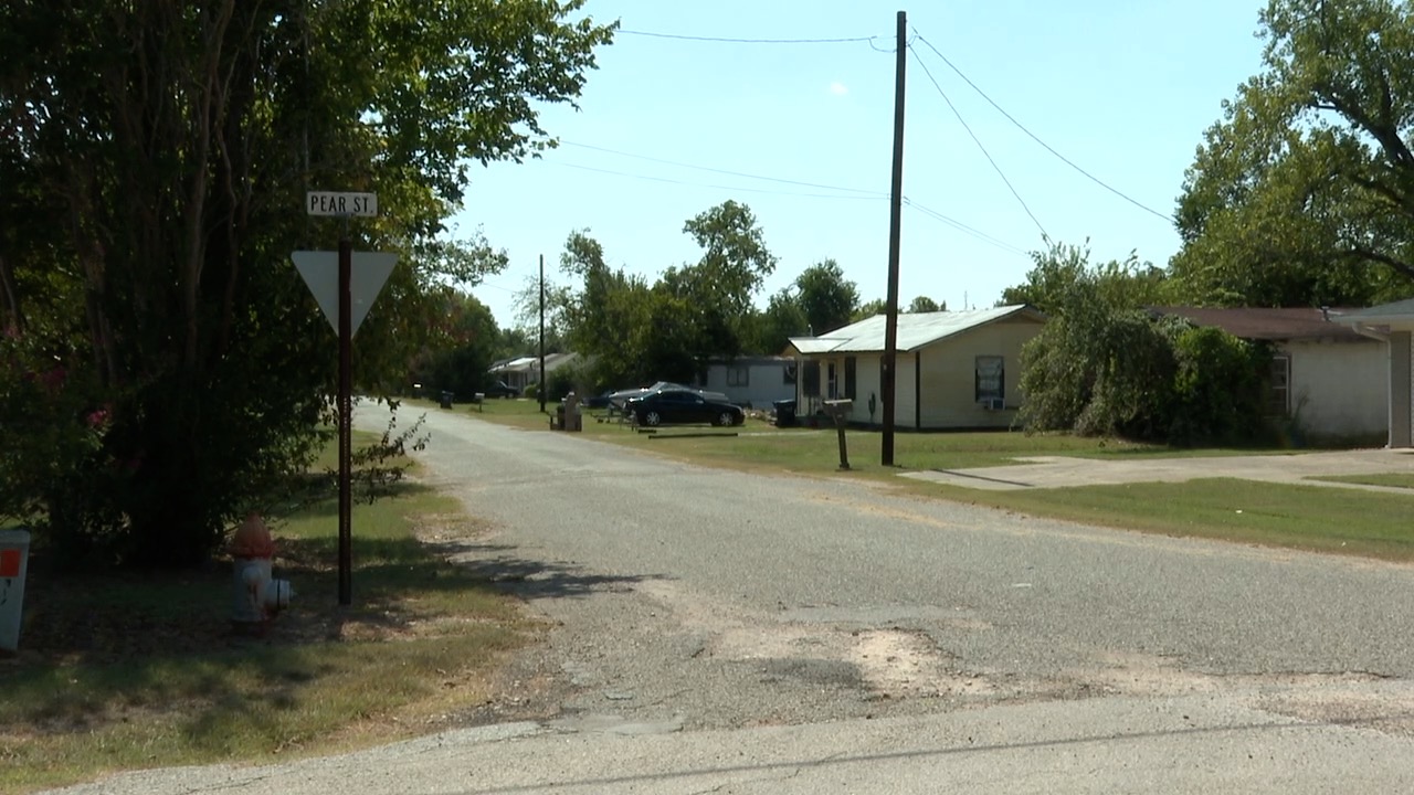 City of Rockdale makes changes to parking ordinance, grandfathers existing driveways and grass parking
