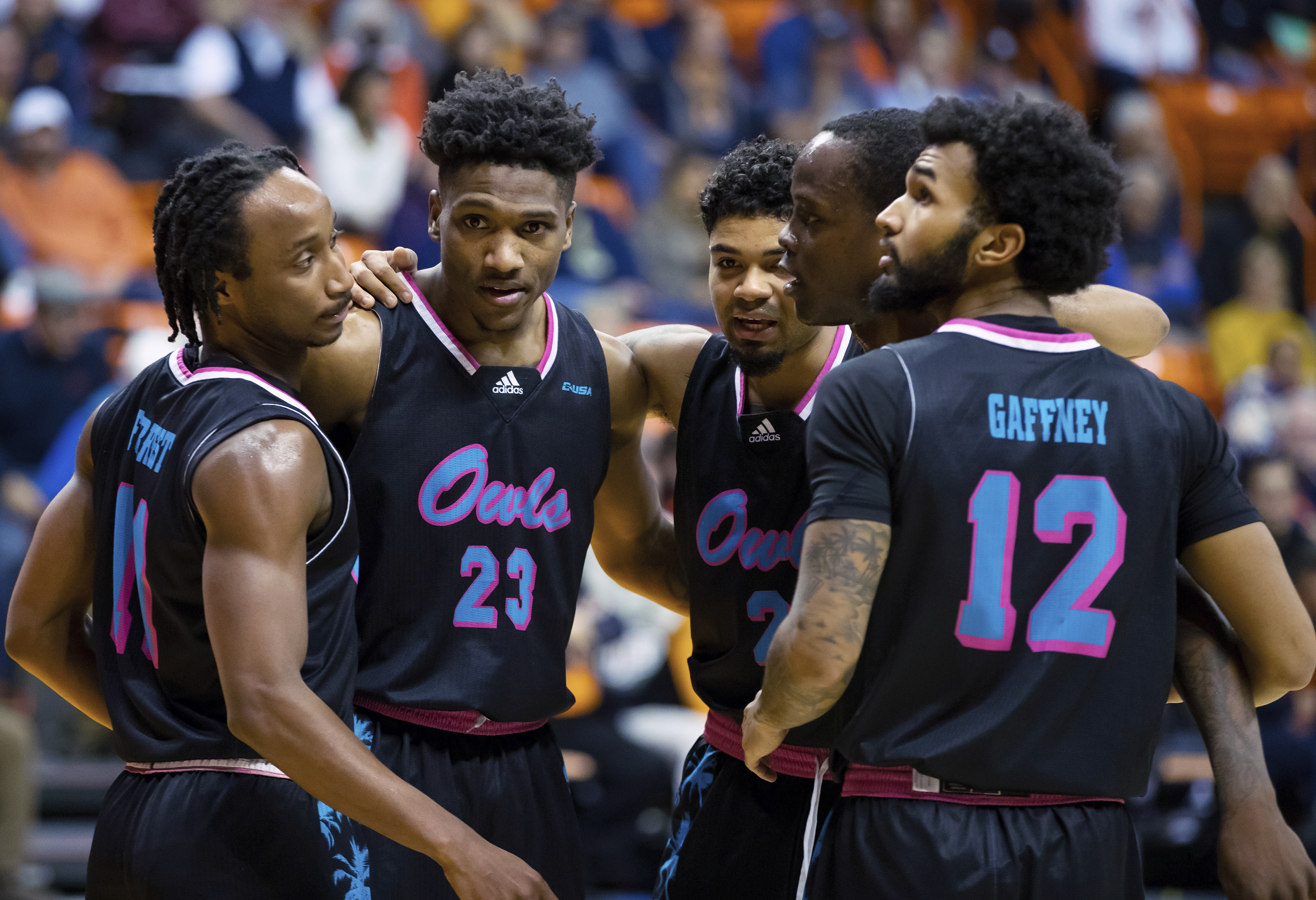 FAU Owls basketball players Michael Forrest, Brandon Weatherspoon, Nick Boyd, Johnell Davis and Jalen Gaffney huddle at UTEP, Jan. 21, 2023