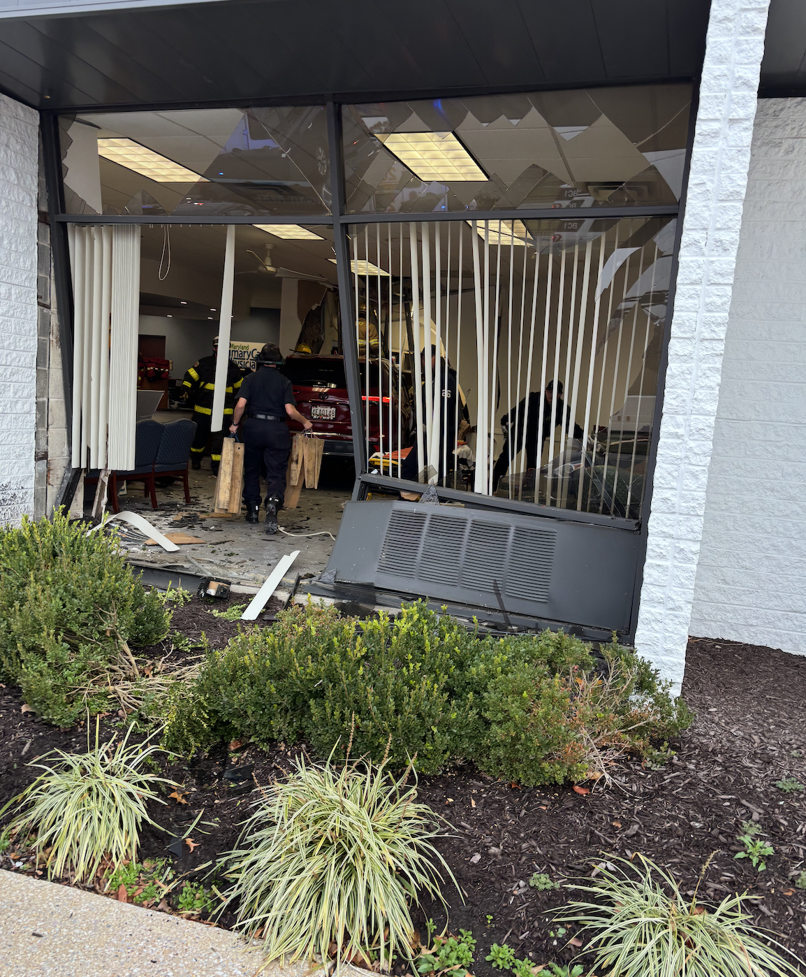 Car crashes into Glen Burnie doctor's office 