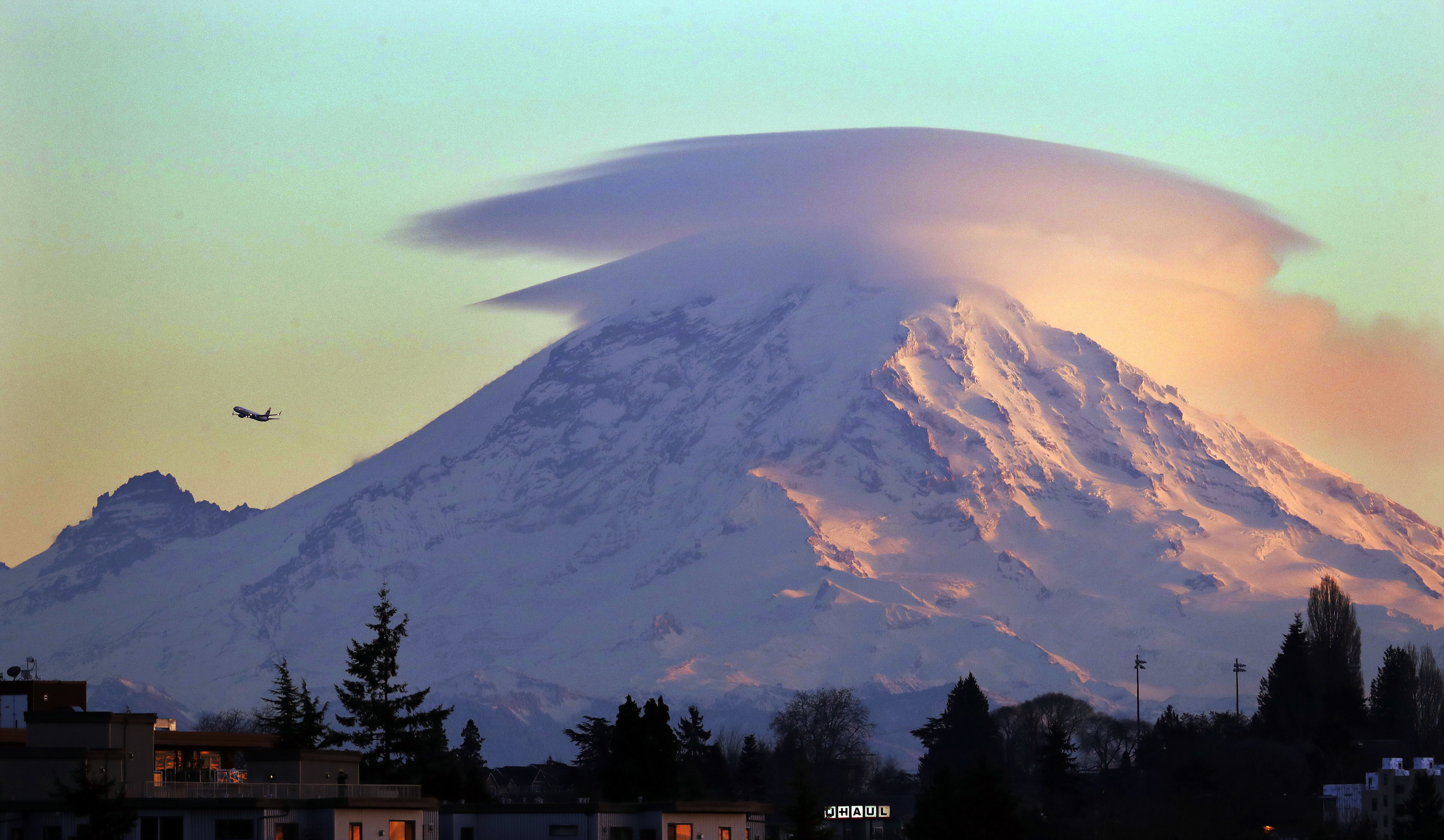 Hiker whose heart stopped after Mt. Rainier rescue recovers