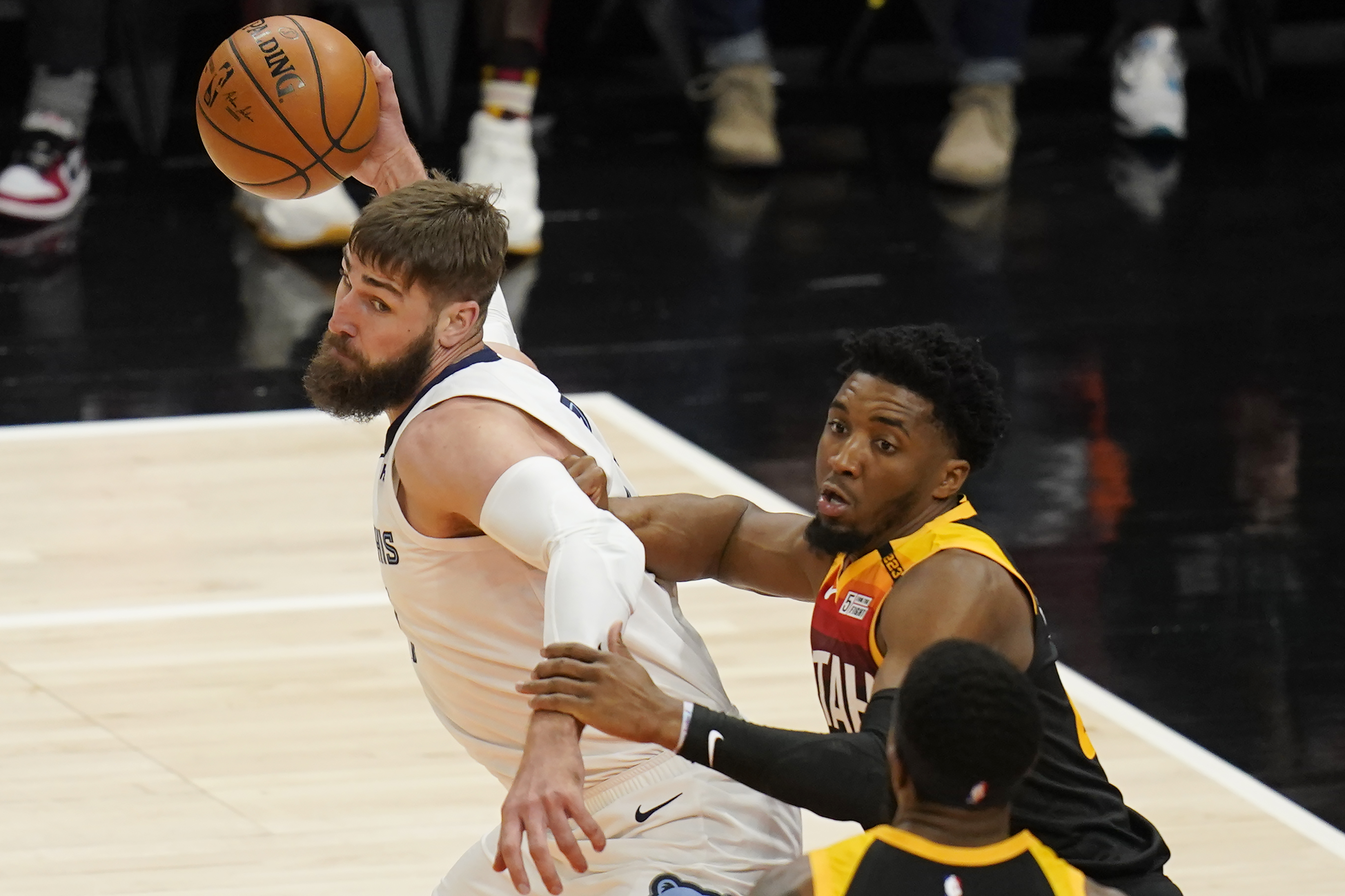 Donovan Mitchell, Jonas Valanciunas