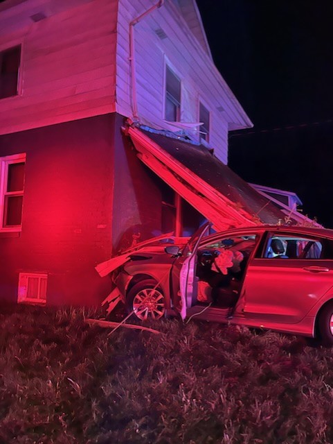 Car crashes into Lansing home