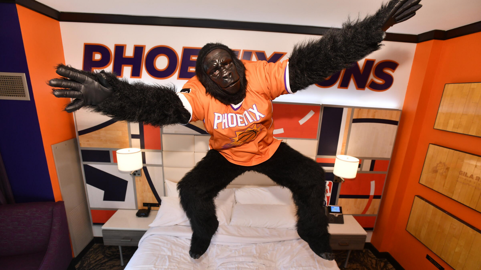 Suns hotel room - Gorilla.png
