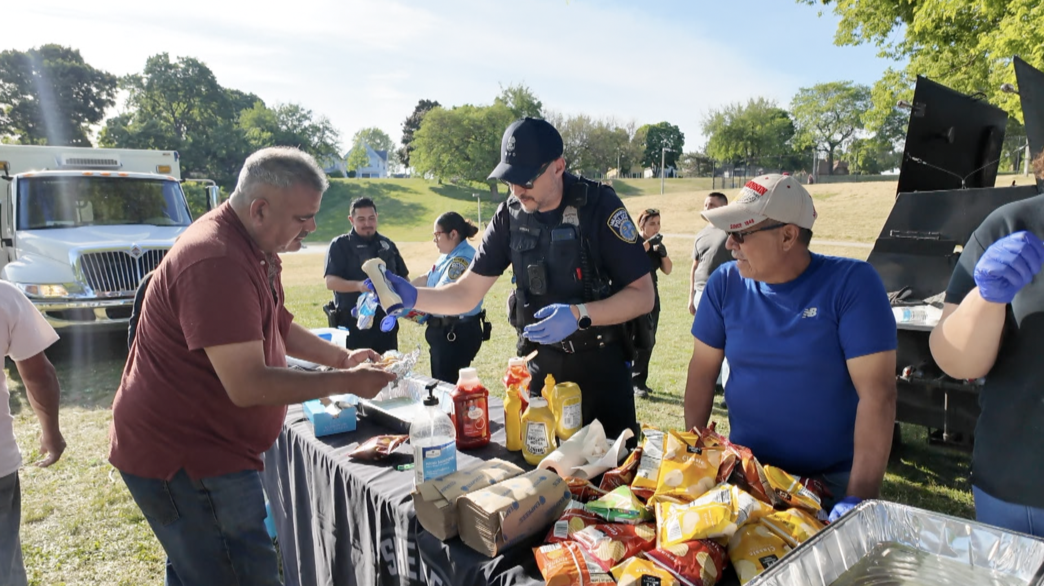 'Brat with a Cop' brings officers, Milwaukee community together