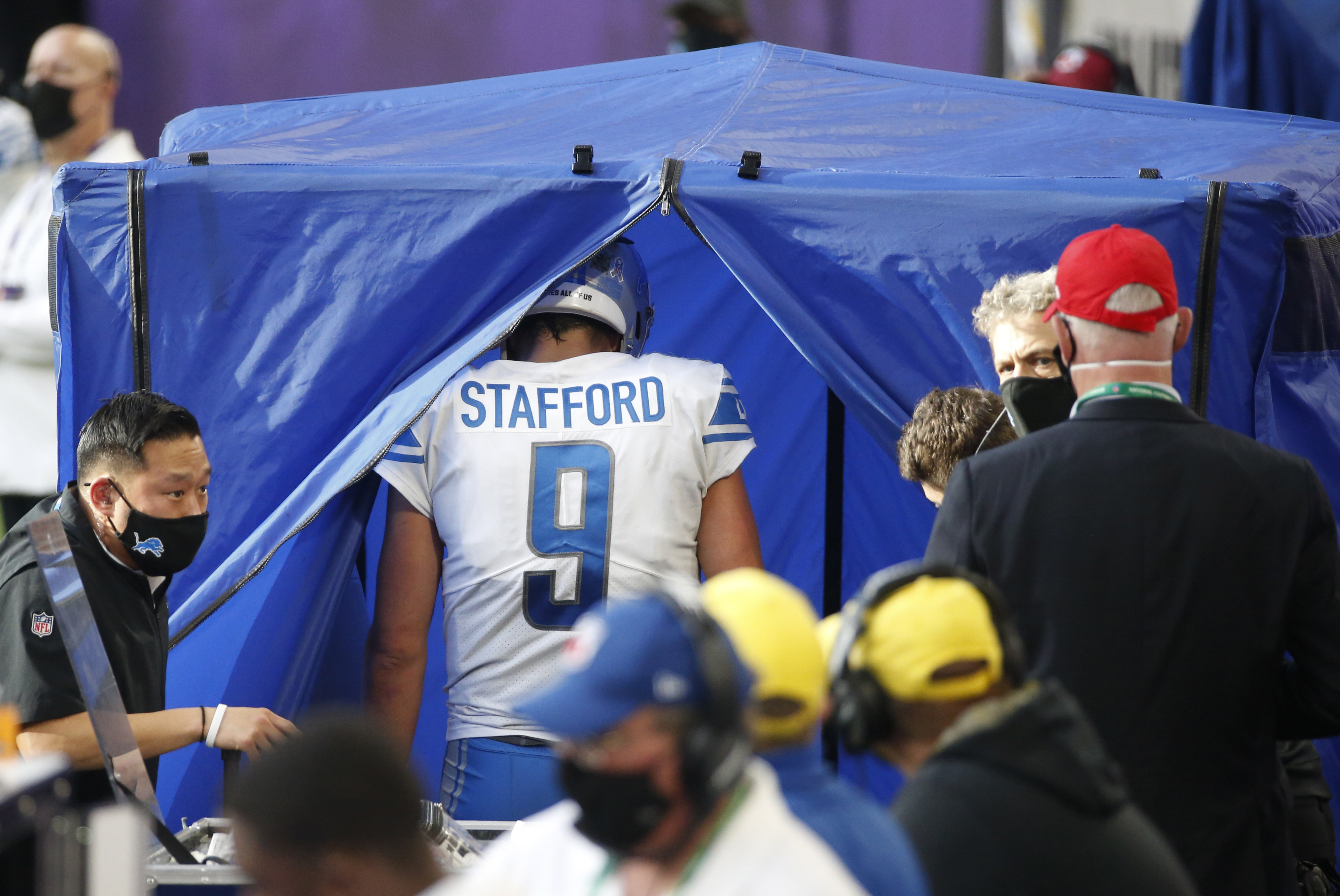 QBs Stafford, Allen, several TEs injured on rough NFL Sunday