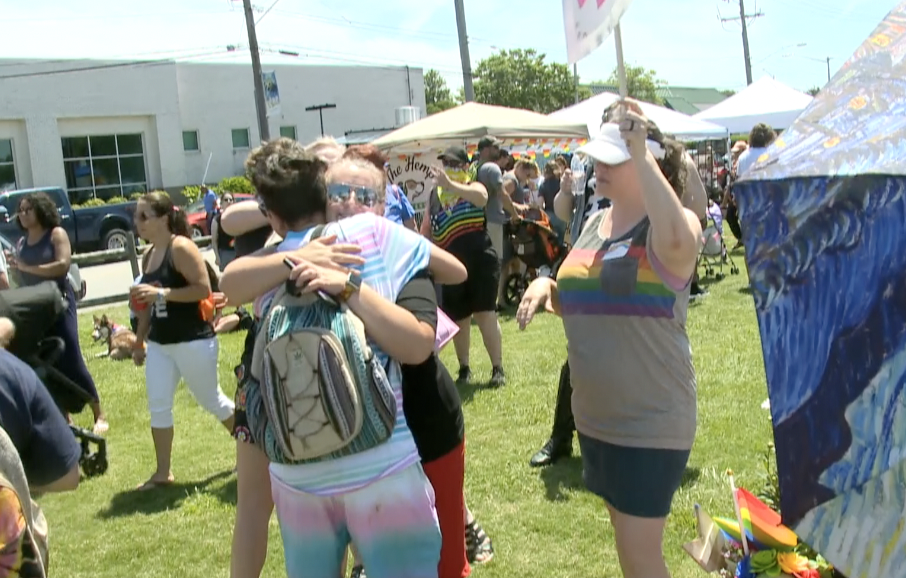 free mom hugs.png