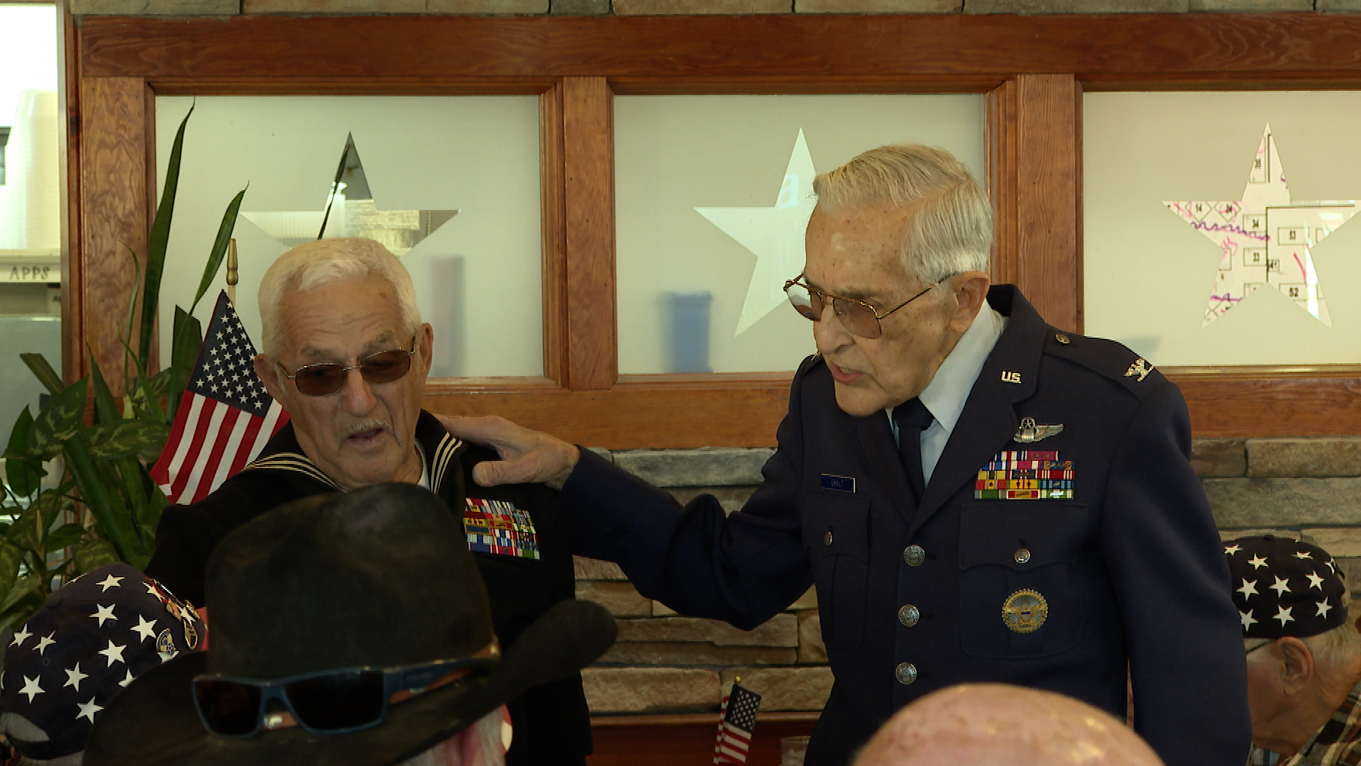 Two veterans share stories over lunch