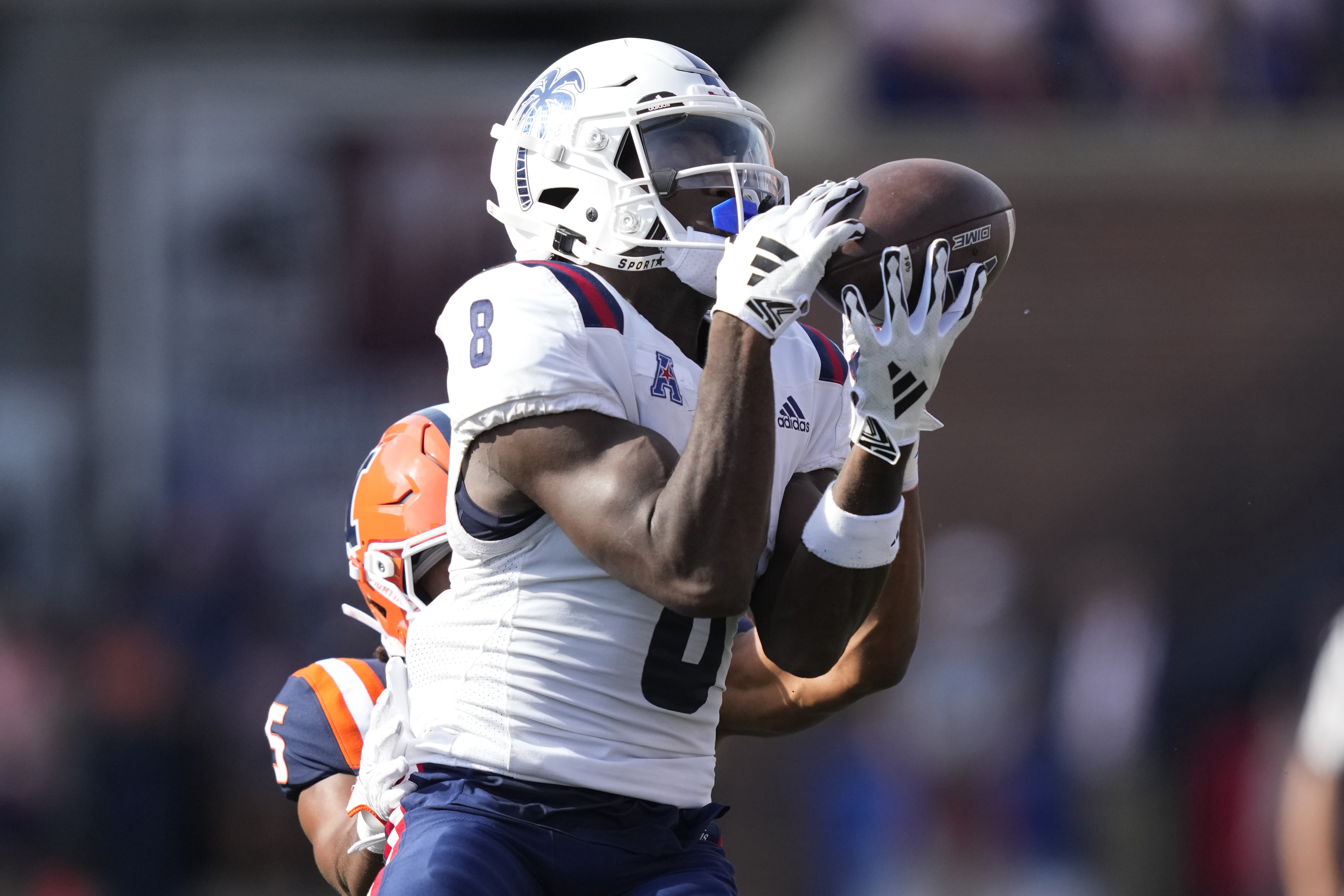 Florida Atlantic Owls receiver Je'Quan Burton catches pass at Illinois, Sept. 23, 2023