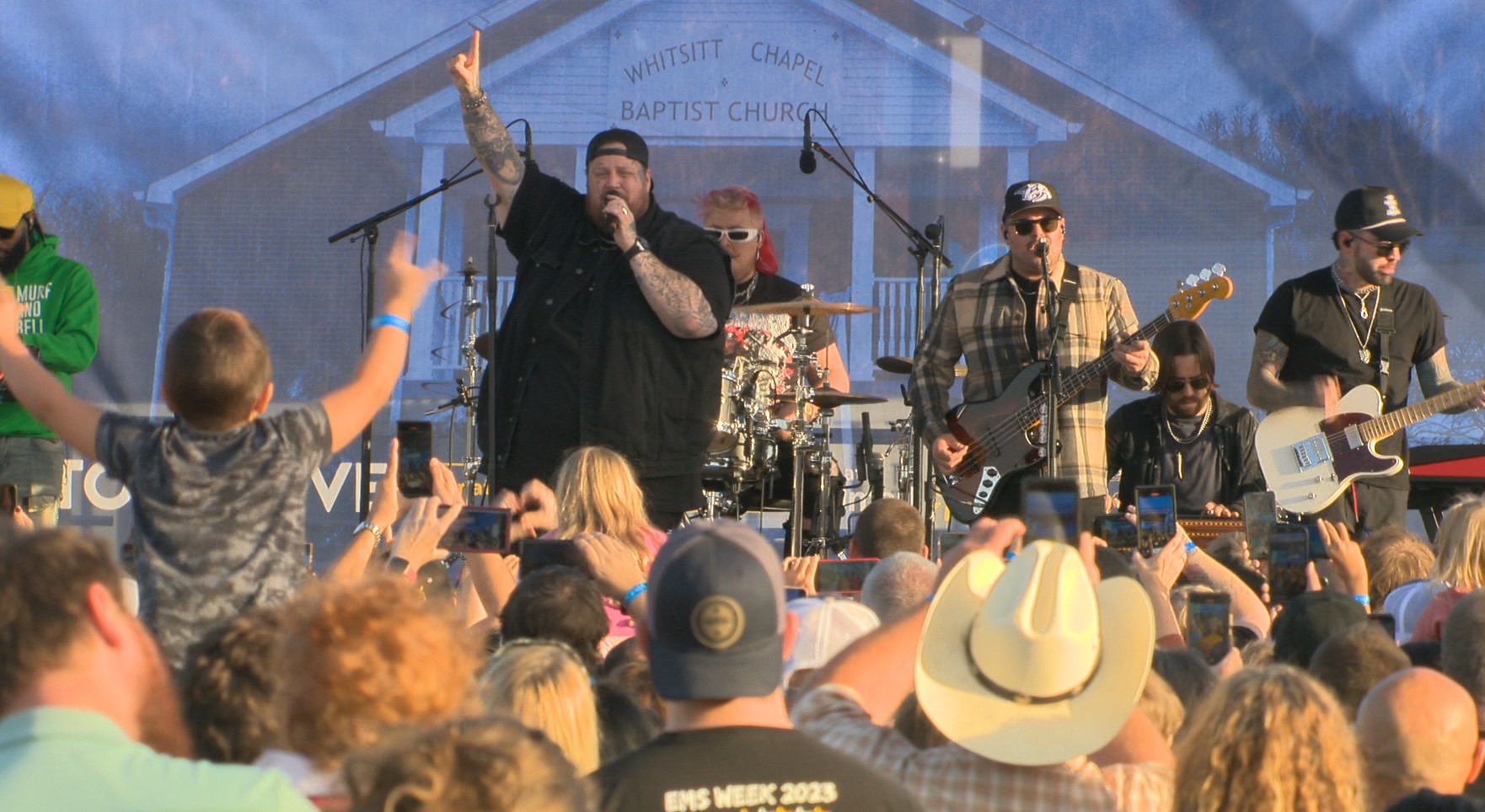 Singer Jelly Roll hosts parking lot concert for a cause