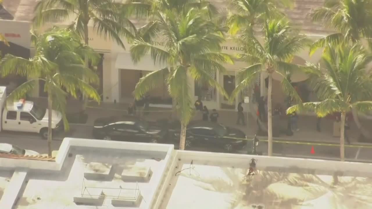 FBI outside Danieli Fine Art and Charlotte Kellogg businesses on Worth Avenue in Palm Beach, Dec. 15, 2021