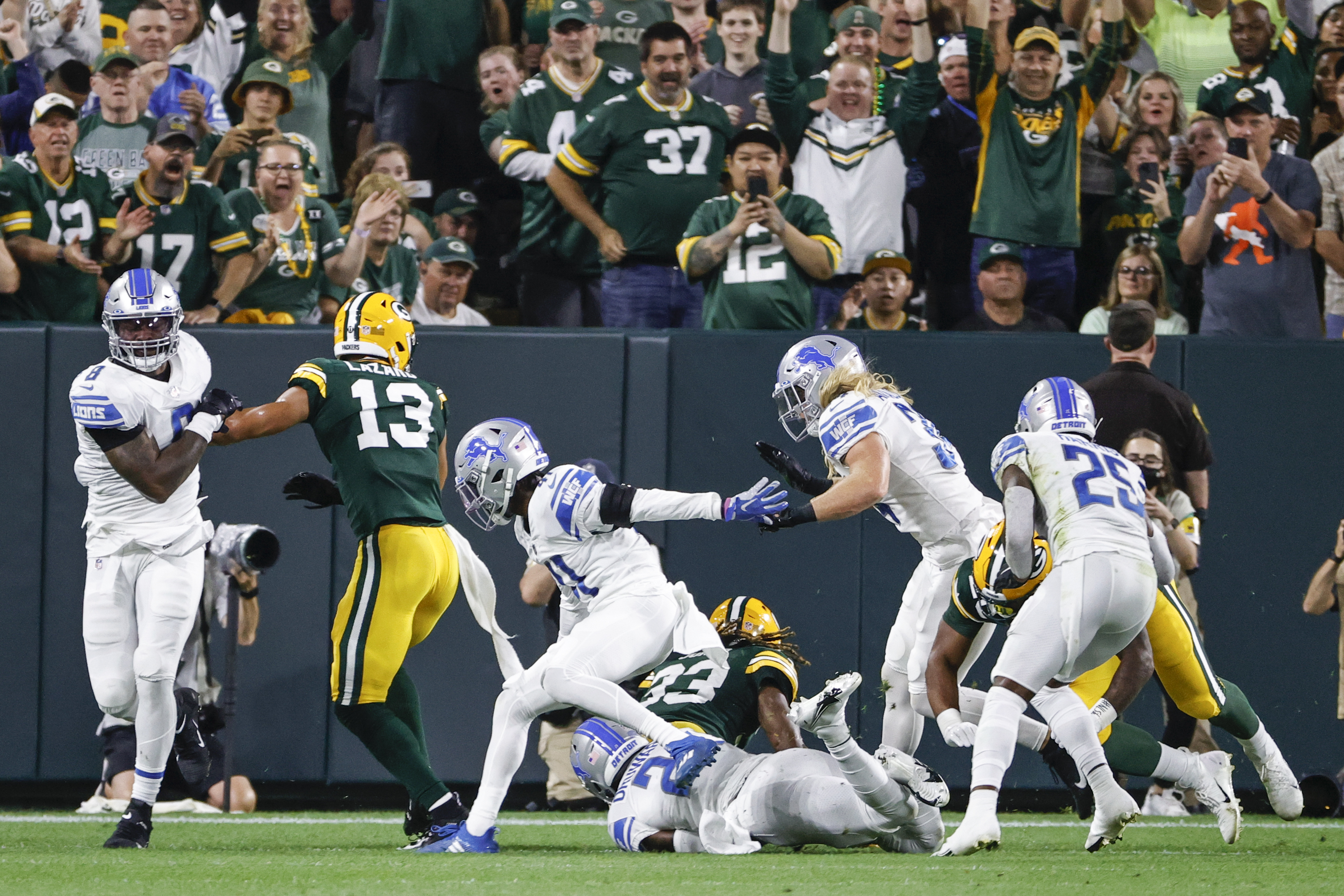 Aaron Jones Lions defense