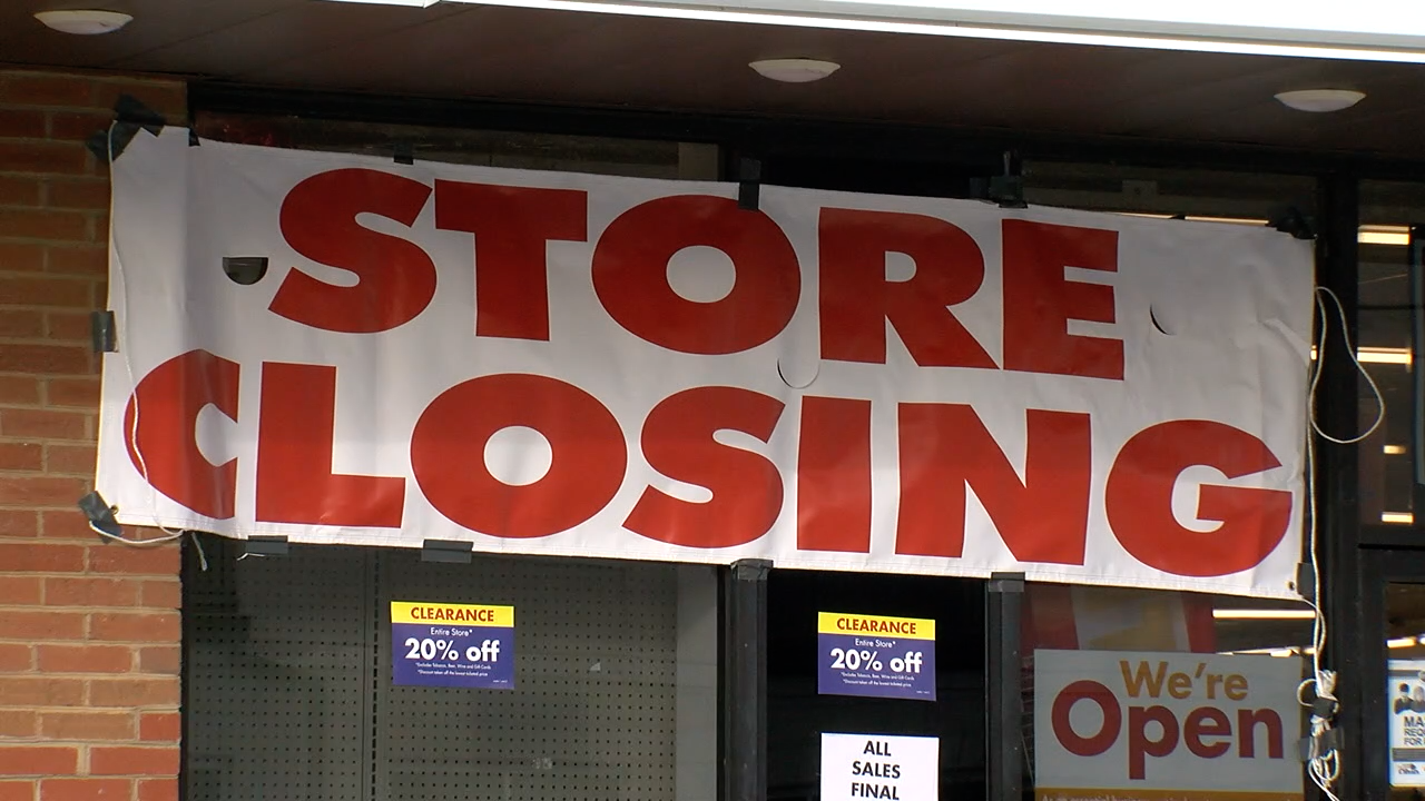 Madisonville store closing sign.png