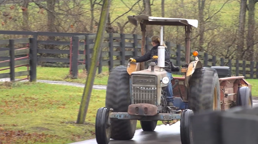 tractor in road .png