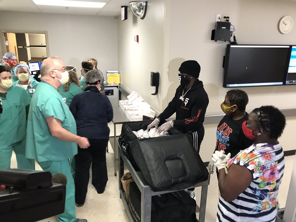 Chiefs star Tyreek Hill donates meals to hospital staff: 'They are winning their own Super Bowl'