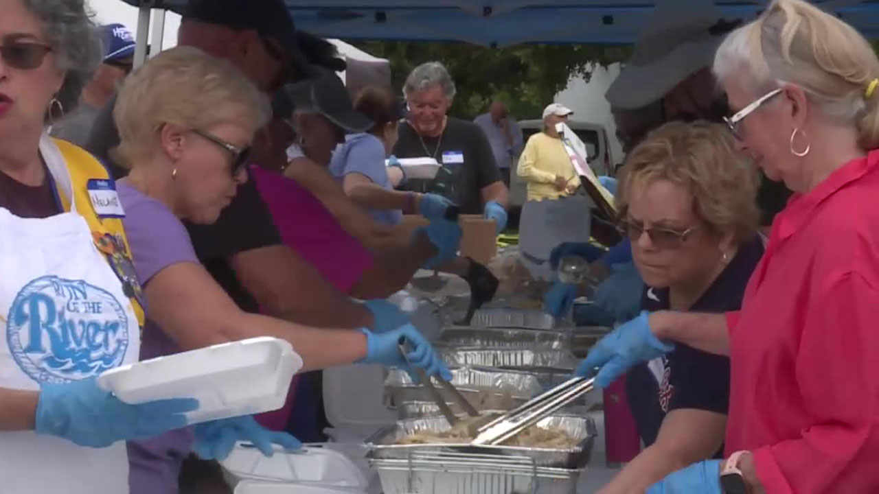 More than 100 volunteers helped members of Mustard Seed Ministries in Fort Pierce on Thursday prepare nearly 1,500 Thanksgiving meals.
