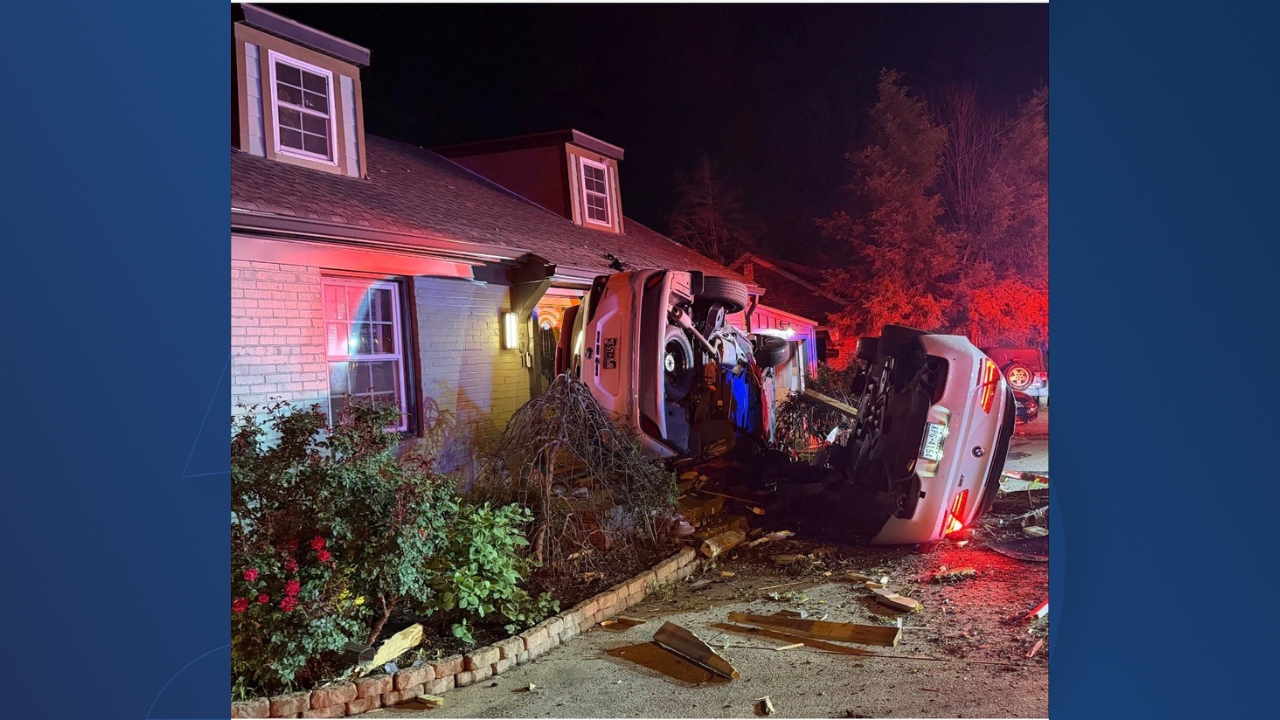 2 vehicles crash into Murfreesboro home; 1 injured