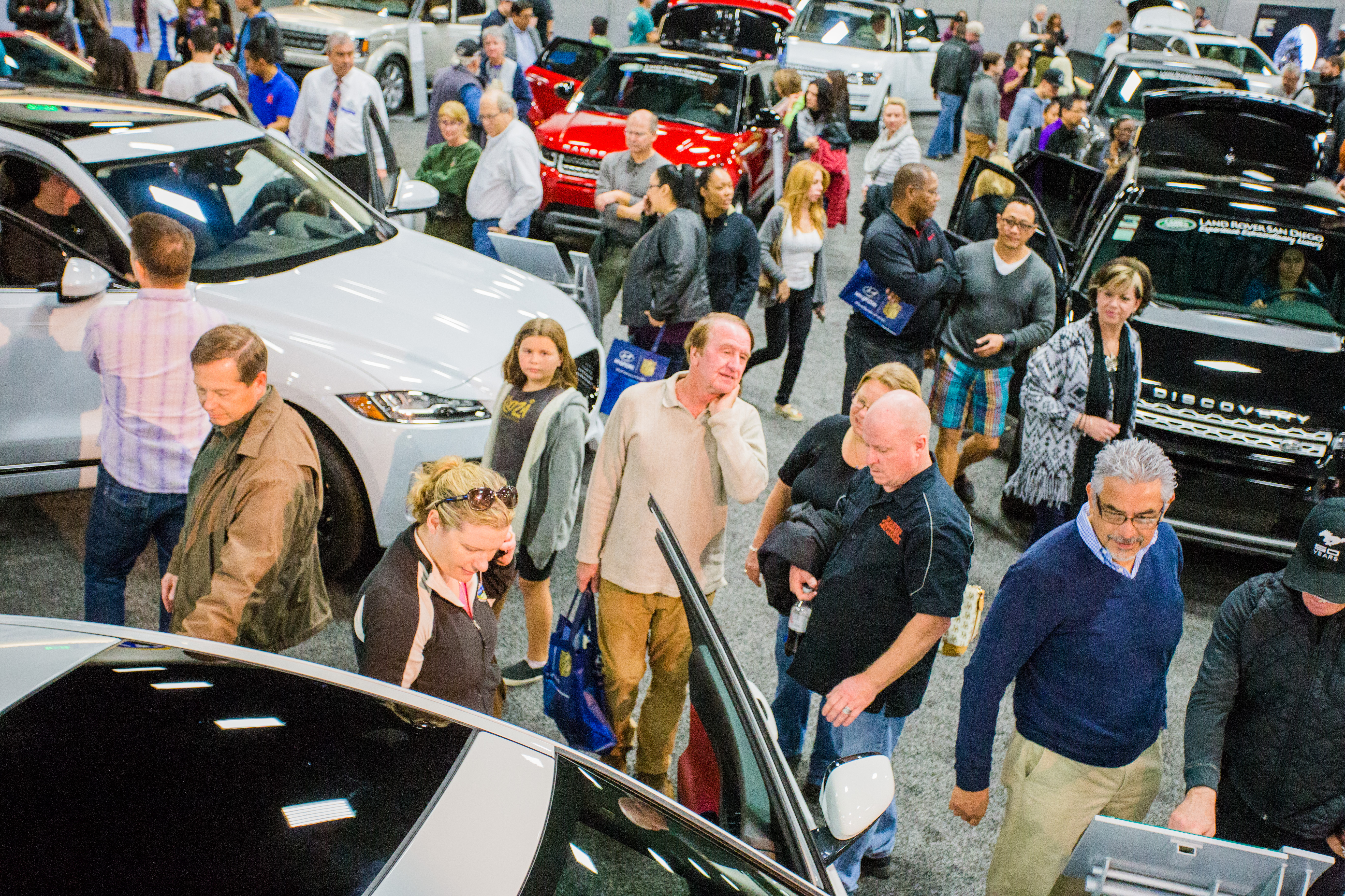 crowd san diego international auto show.jpg