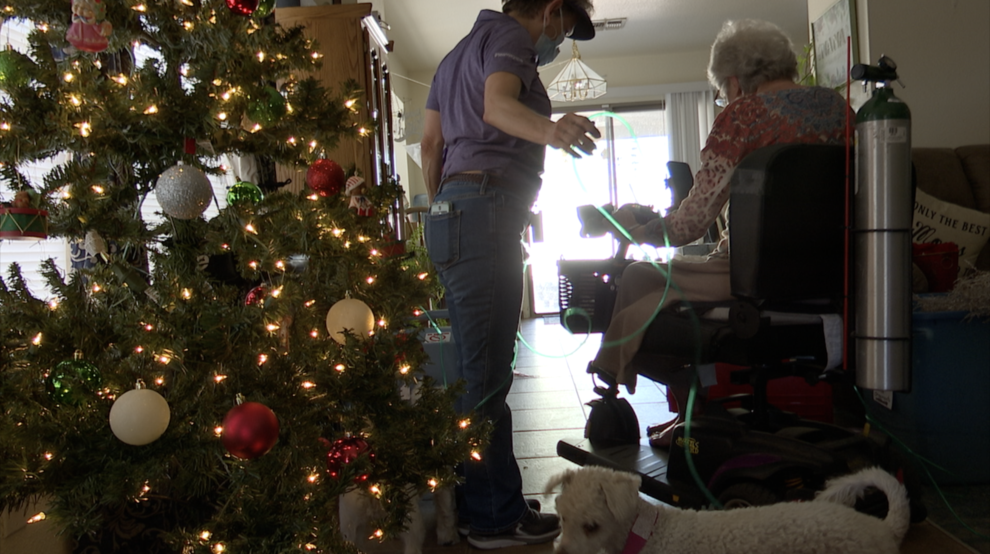 High schoolers help local 77-year-old in hospice decorate for Christmas