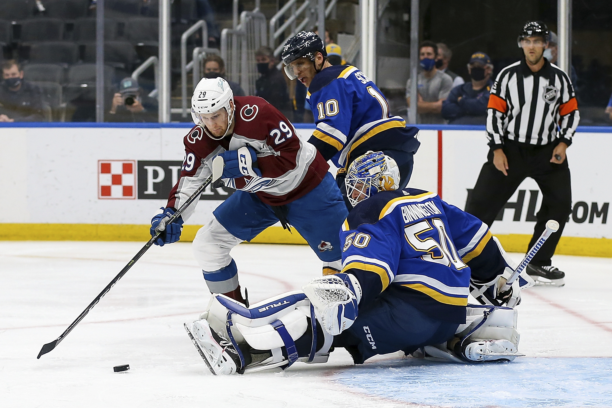 Nathan mackinnon avs blues