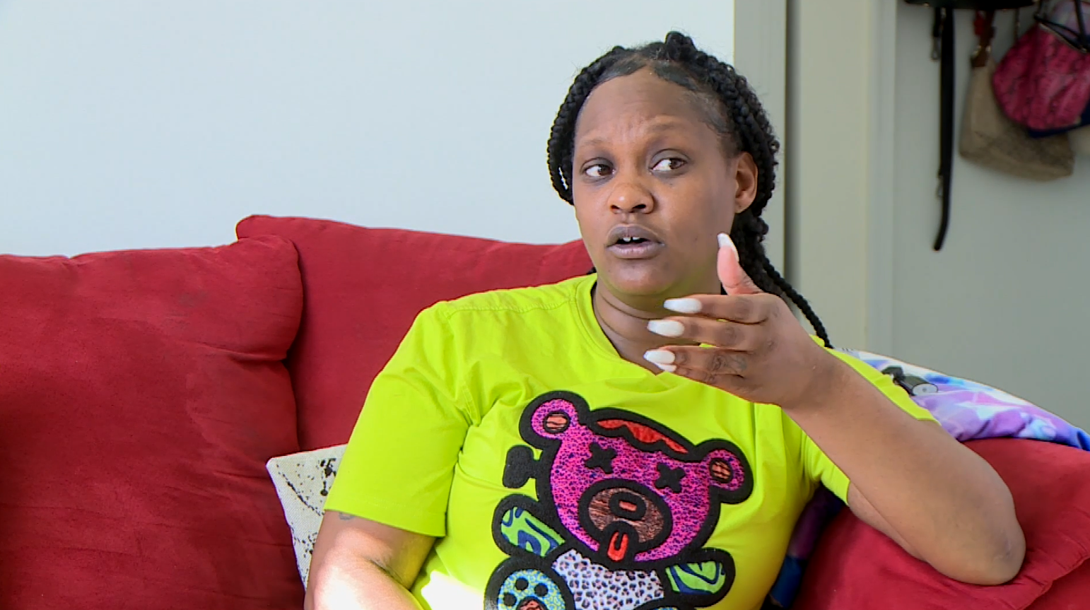 She called maintenance to fix a leak in her apartment. Now, wasps have invaded this Henrico mom's apartment.