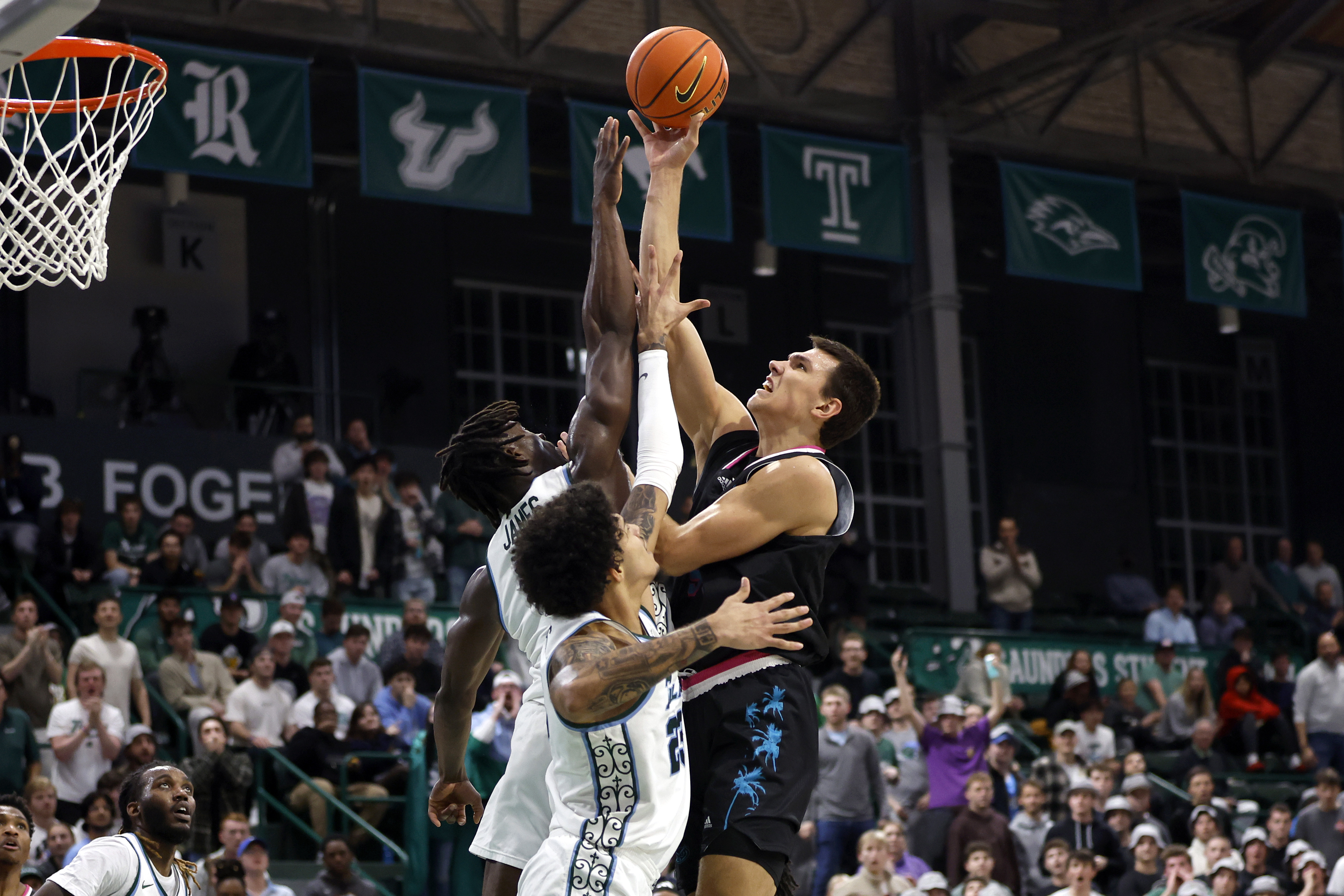 Florida Atlantic Owls center Vladislav Goldin shoots over Tulane Green Wave guard Sion James, Jan. 11, 2024