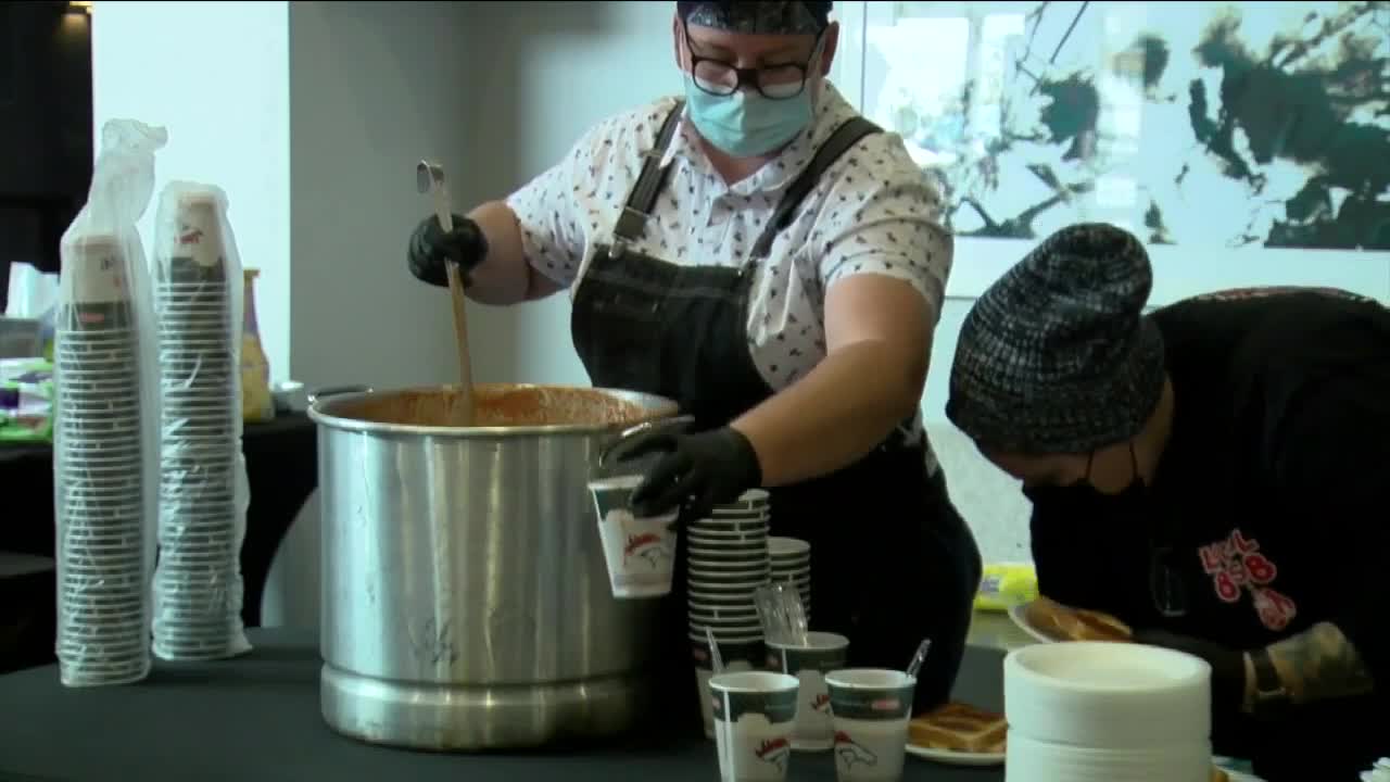 denver7 gives provides meals to fire evacuees.jpg