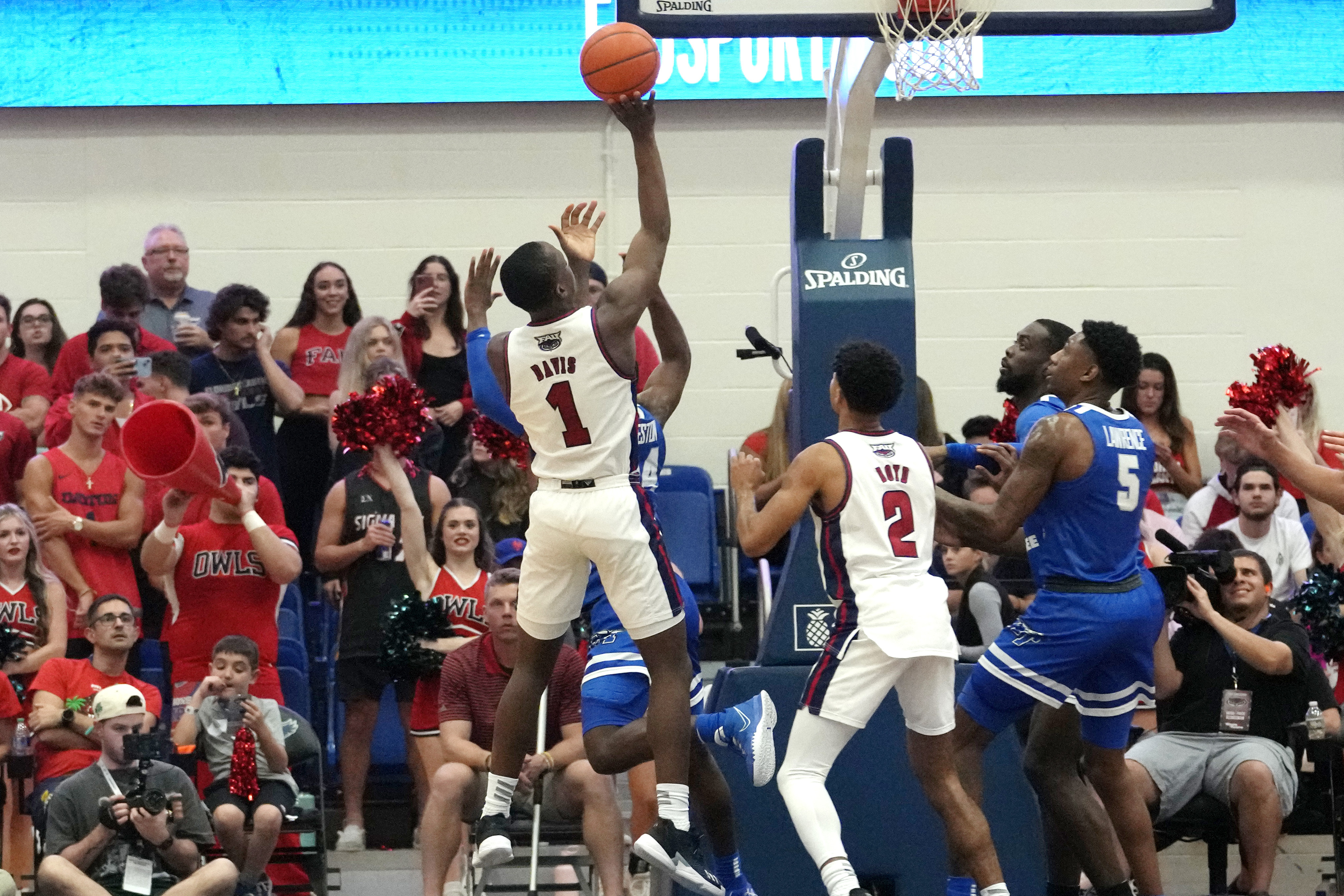 FAU Owls guard Johnell Davis shoots during second half against Middle Tennessee Blue Raiders, Jan. 26, 2023