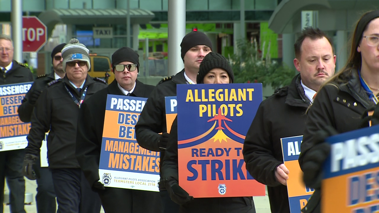 Allegiant Pilots picket