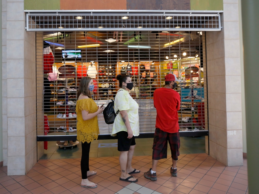 retail_shoppers_pandemic_line_apphoto.jpg