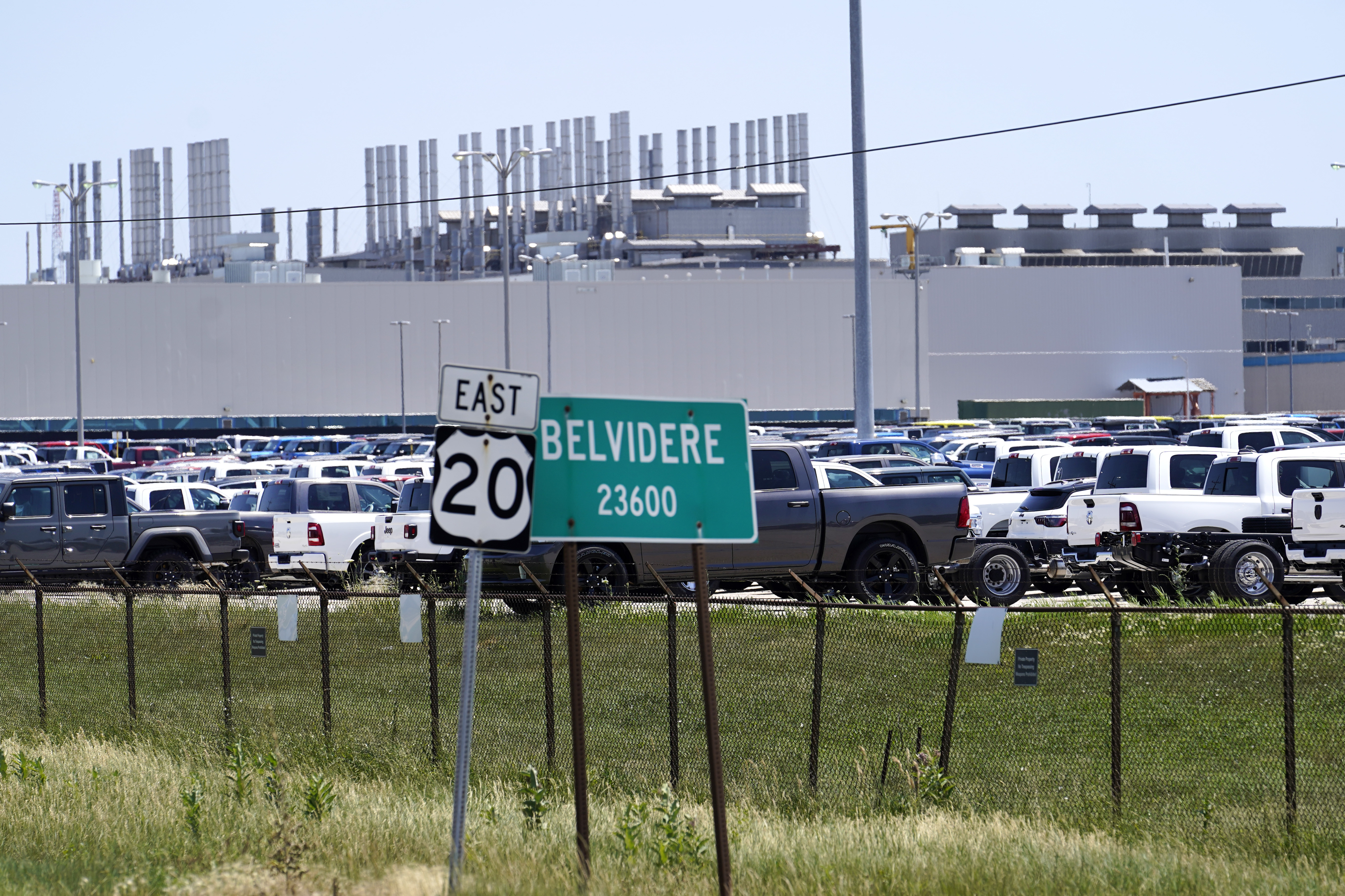 Auto workers tense talks