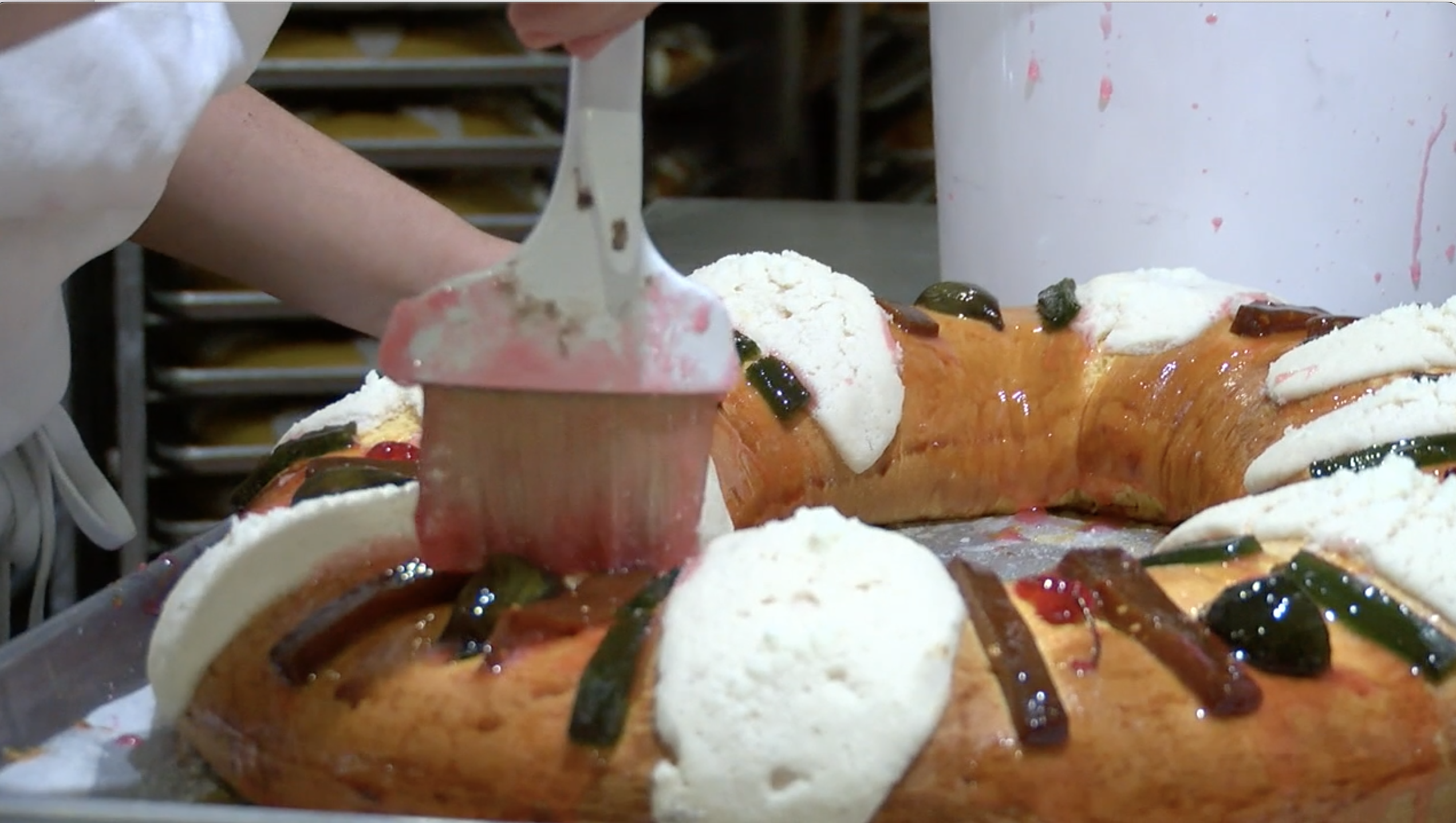 Rosca de Reyes cake