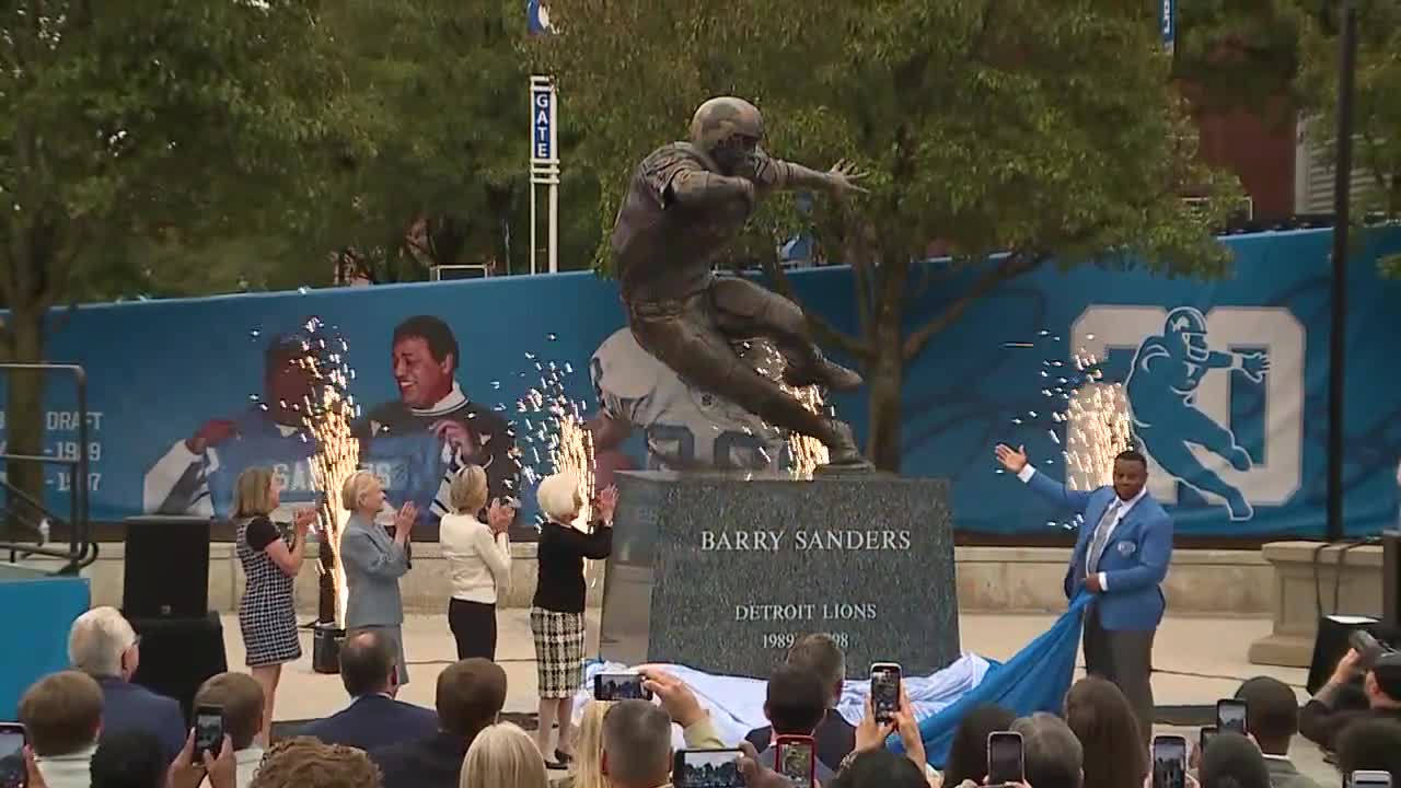 BarrySandersStatue.jpg