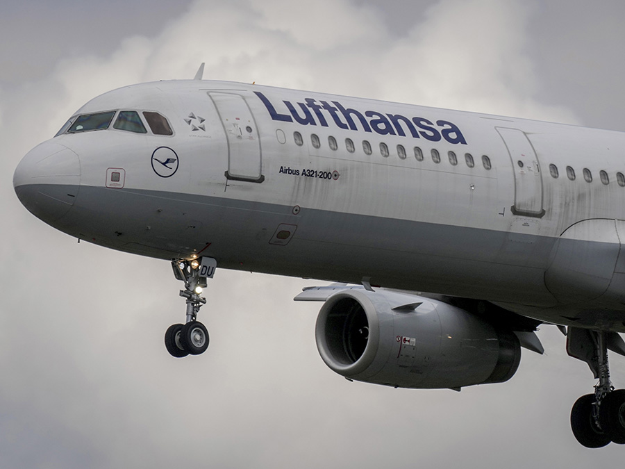 lufthansa airline plane