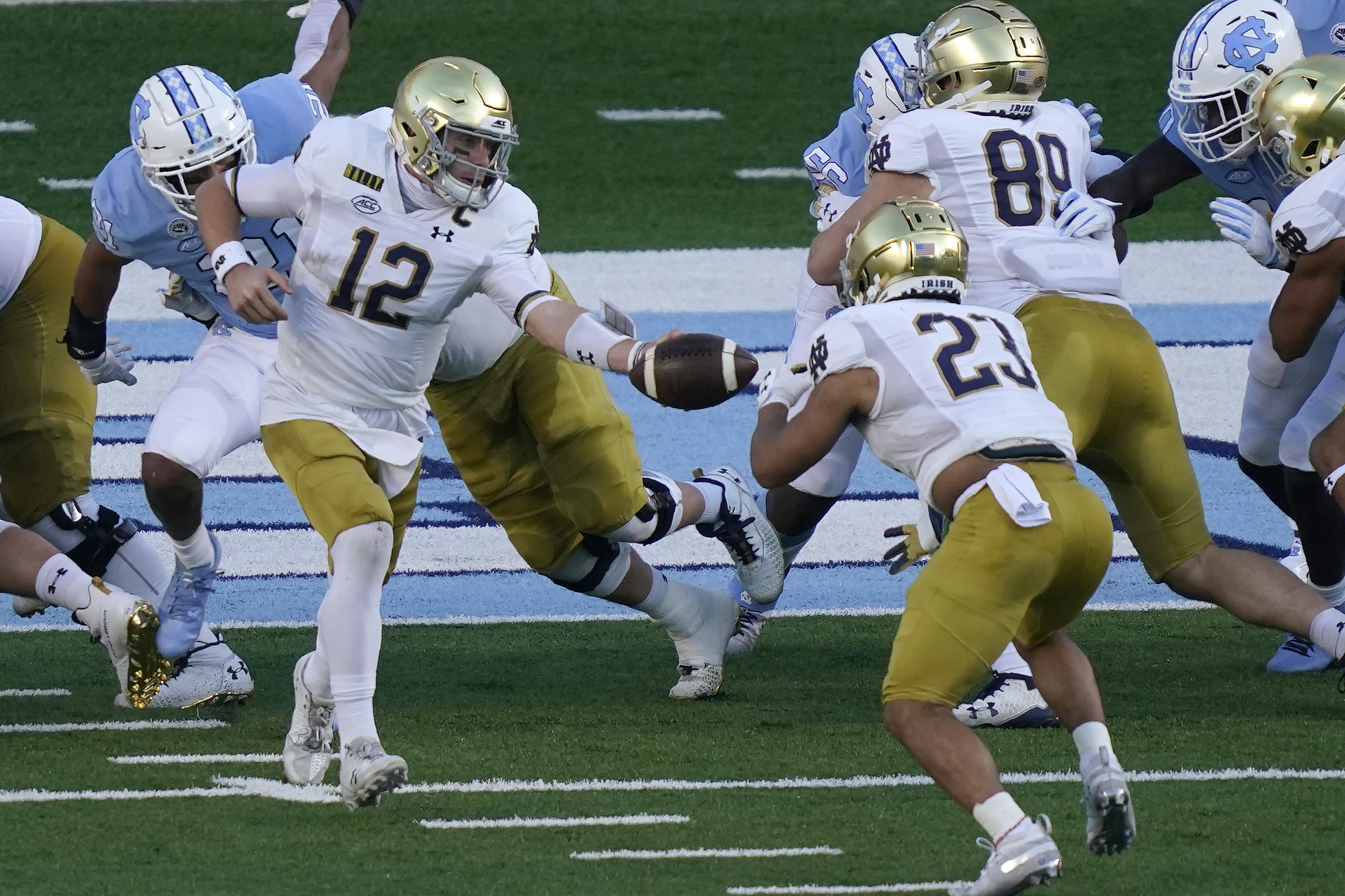Notre Dame Fighting Irish QB Ian Book hands off football to running back Kyren Williams vs. North Carolina Tar Heels in 2020