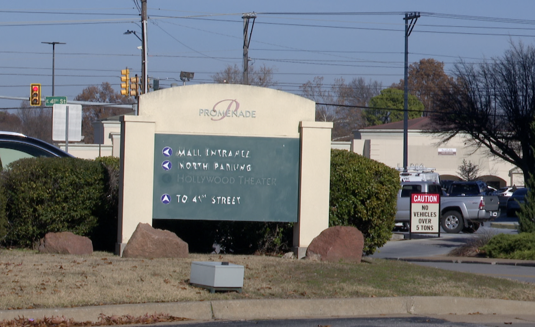 Old Promenade Mall sign peeling away.png