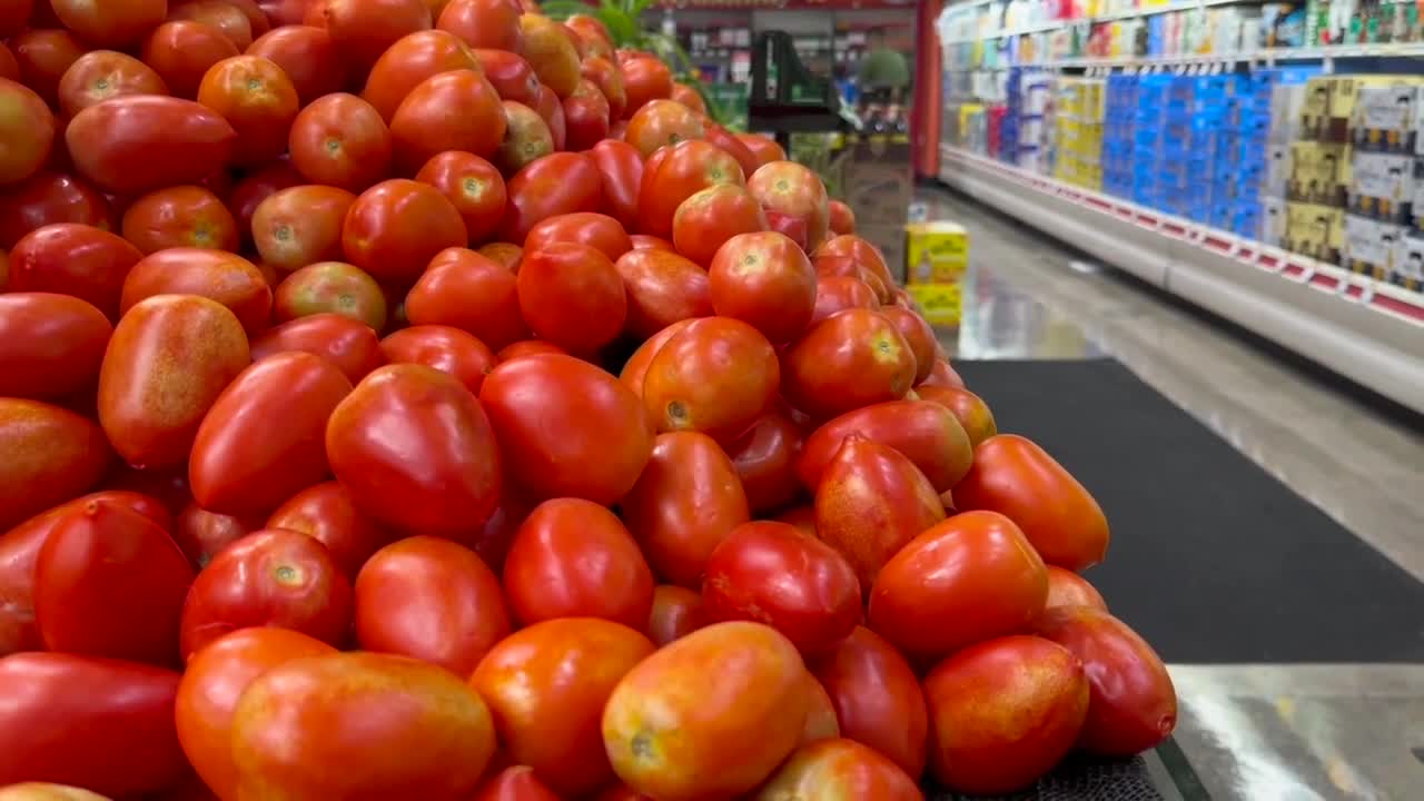 How a new tomato tariff could impact Las Vegas stores and restaurants