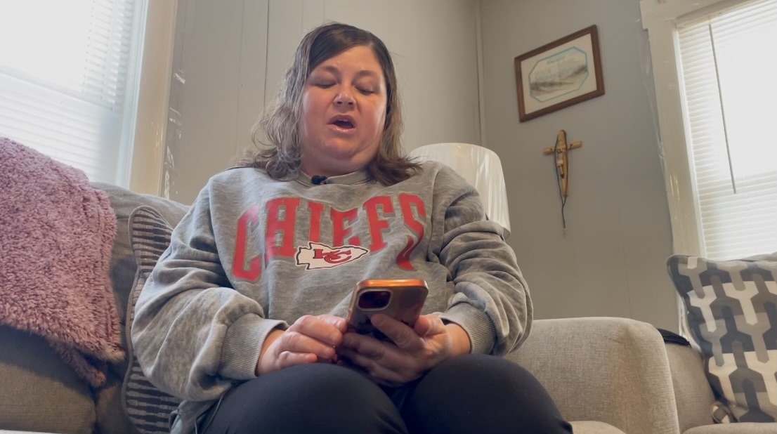 rhonda reads email.jpeg