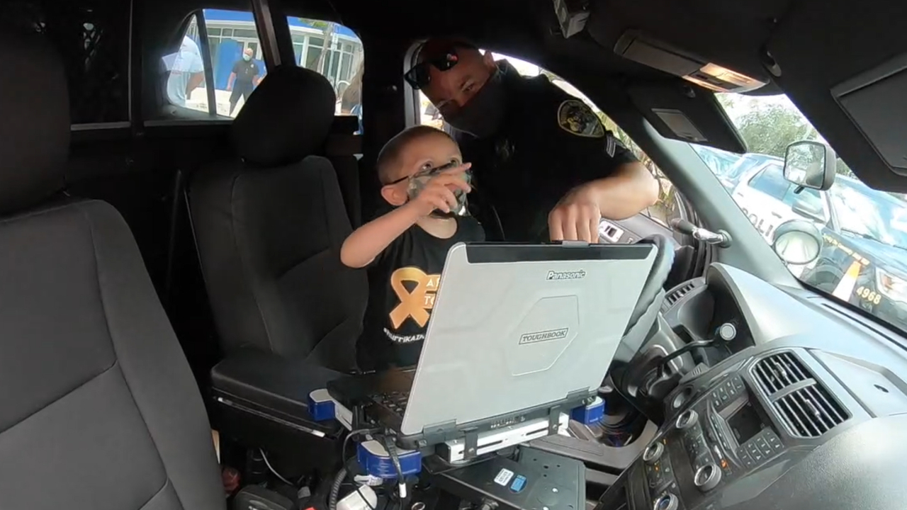 Cancer patient Kaine Meisle, 4, spends the day with Boynton Beach police on April 30, 2021.jpg